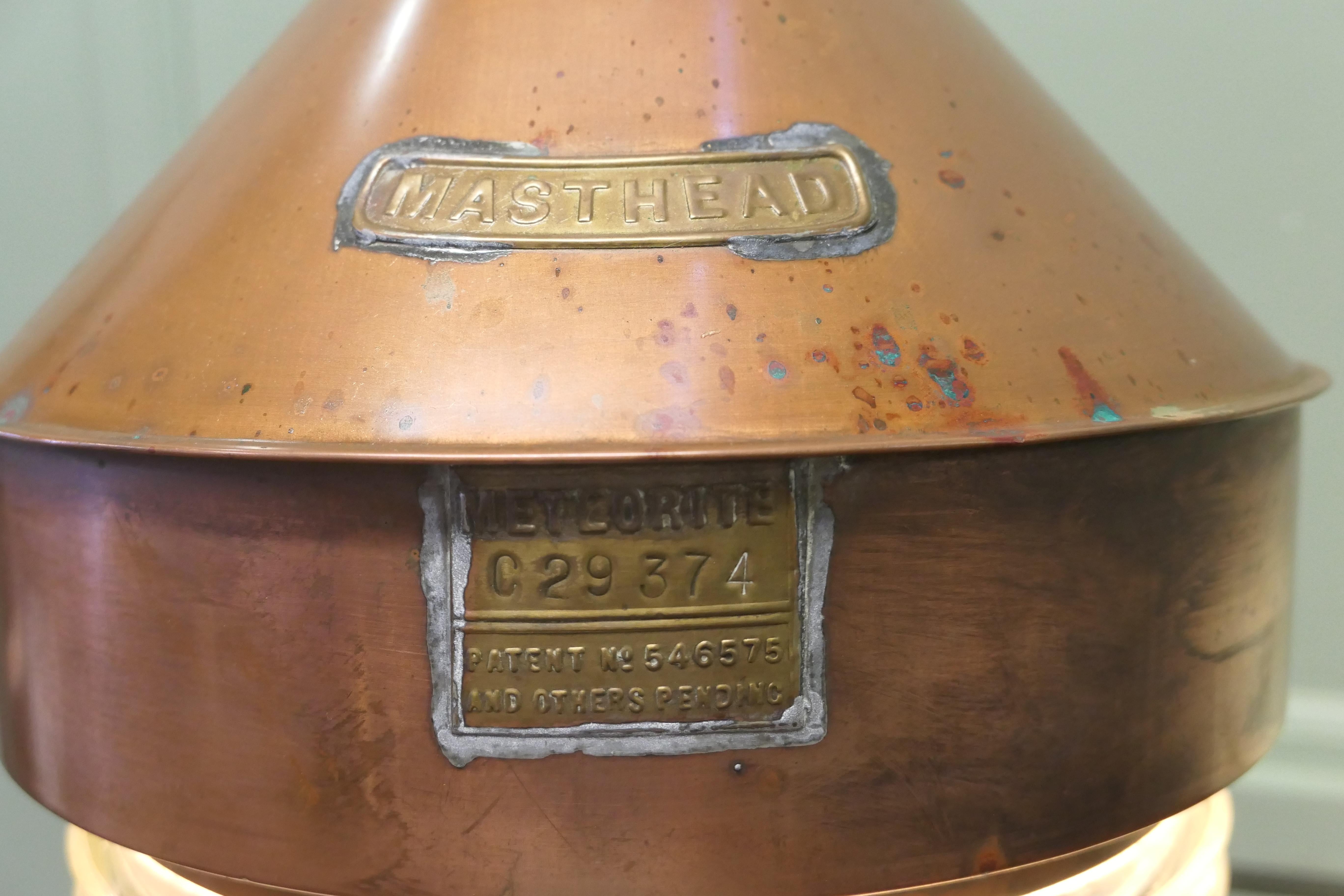 Inizio XX secolo Faro di navigazione in rame con testa d'albero di una nave, conservato in tempo.  Si tratta di una grande lampada da nave in vendita
