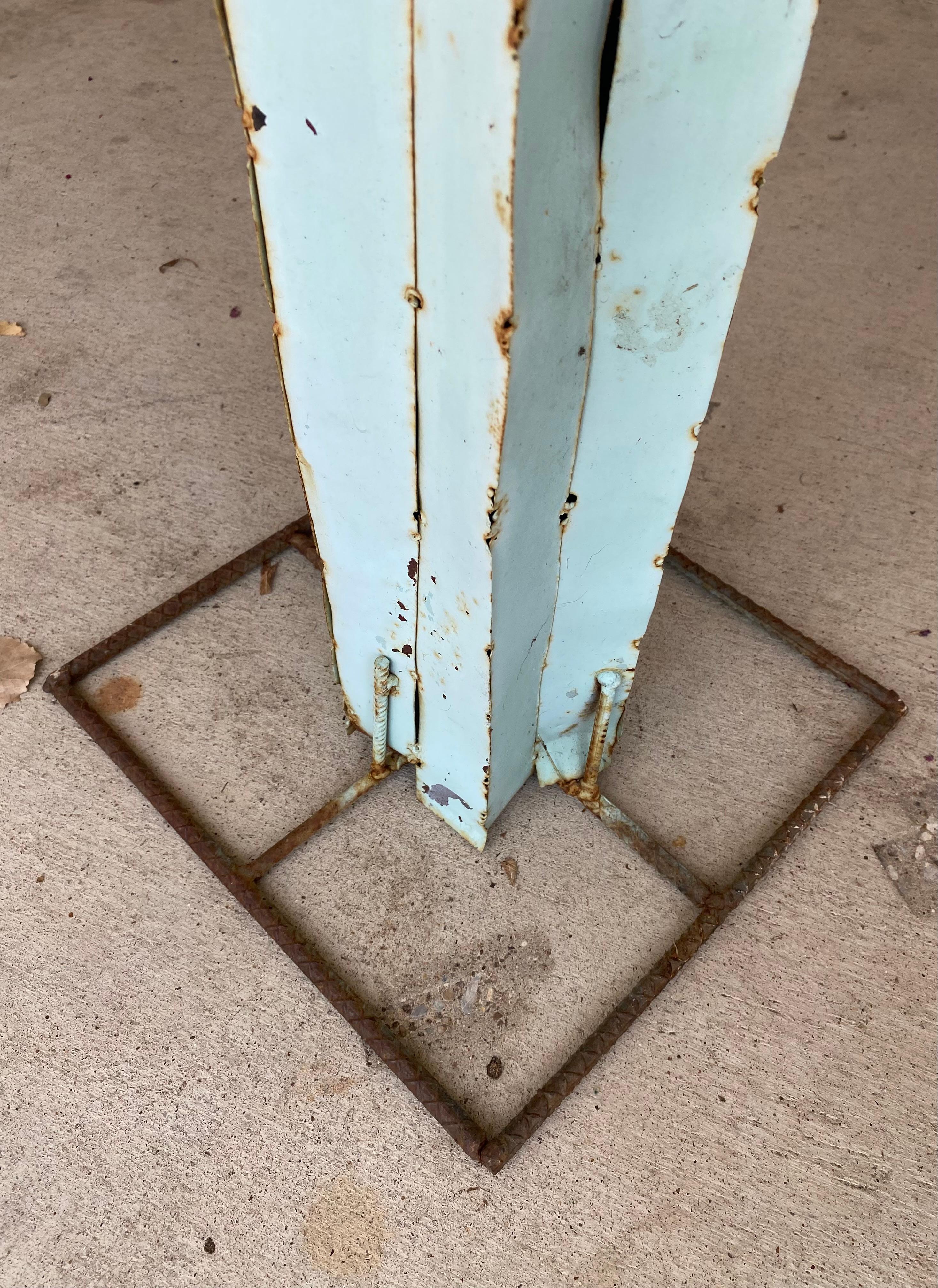 Escultura folclórica de cactus de metal soldado por puntos envejecido en azul/verde pálido en venta 3