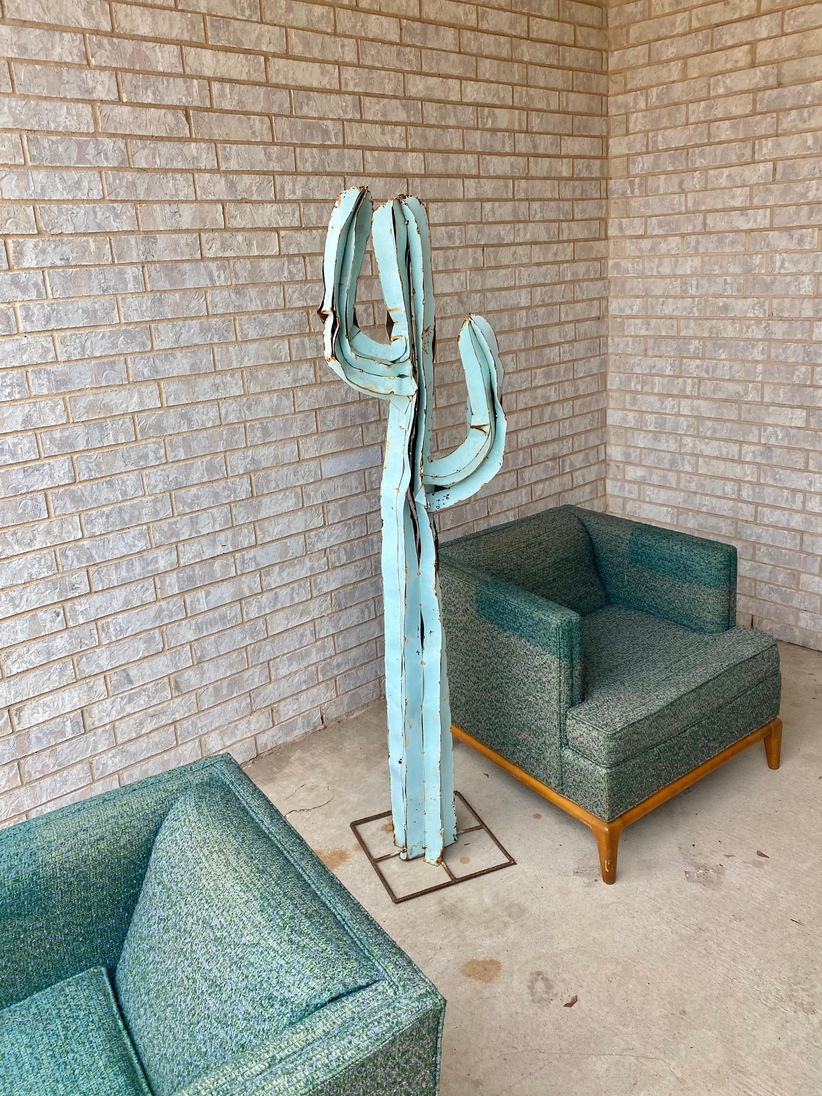 Chapa metálica, escultura de cactus soldada por puntos en perfecto estado de óxido + pintura, de-evolución... descolorida hasta el azul/verde más suave... golpeada y maltratada por los elementos naturales y lista para honrar tu espacio con su