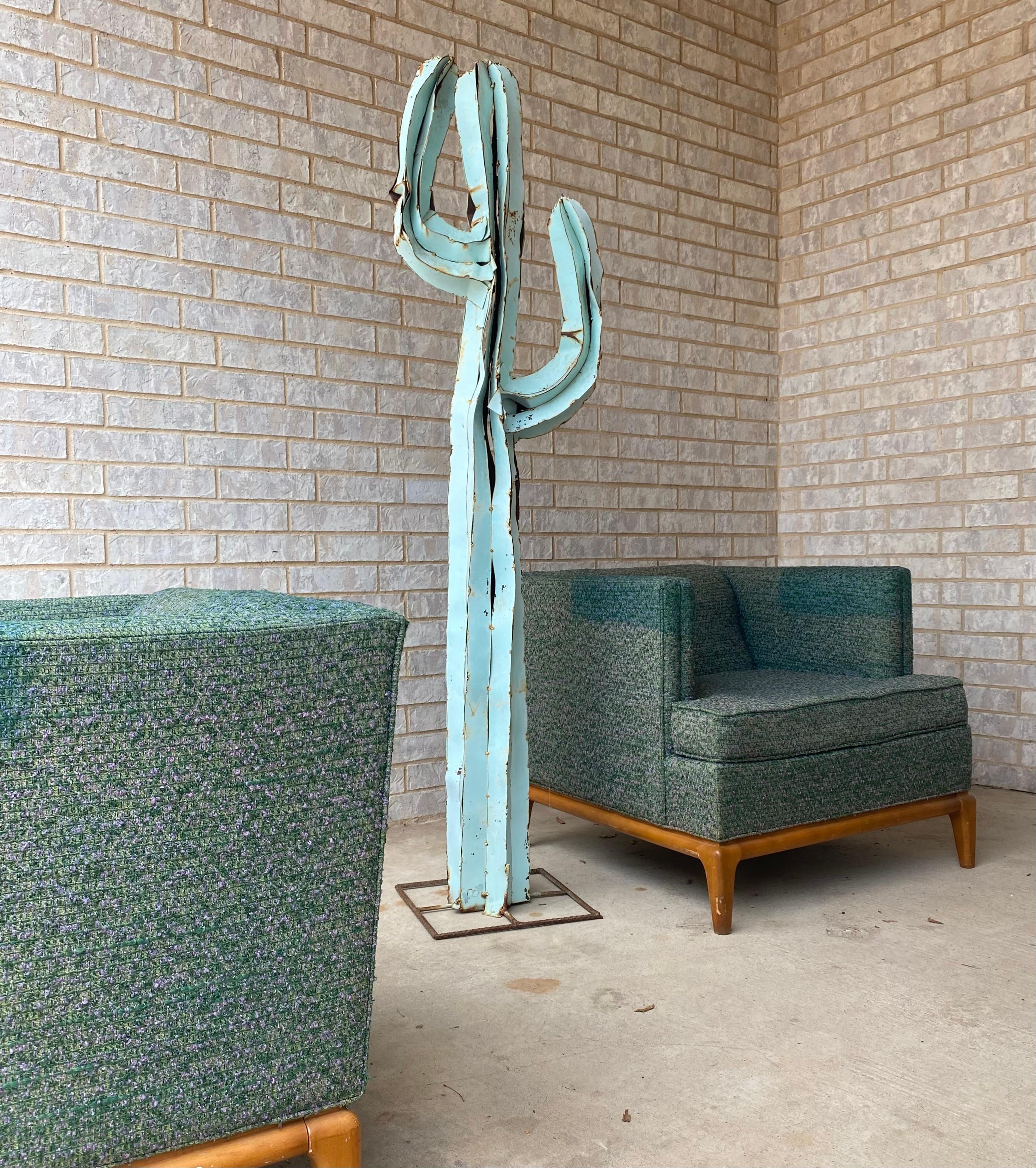 Escultura folclórica de cactus de metal soldado por puntos envejecido en azul/verde pálido Arte popular en venta