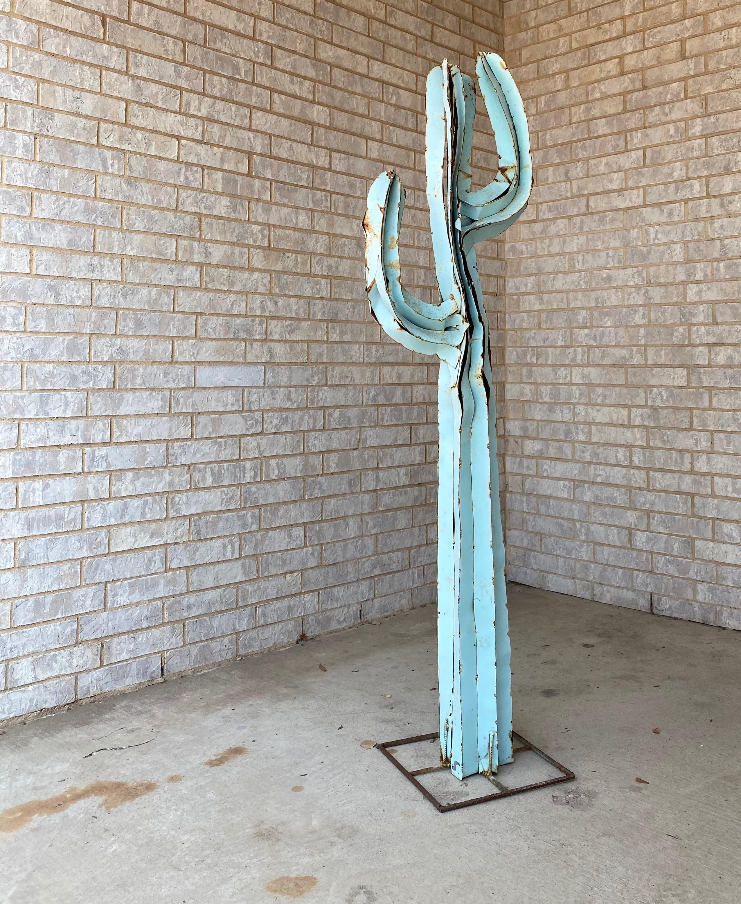 Escultura folclórica de cactus de metal soldado por puntos envejecido en azul/verde pálido Soldado en venta