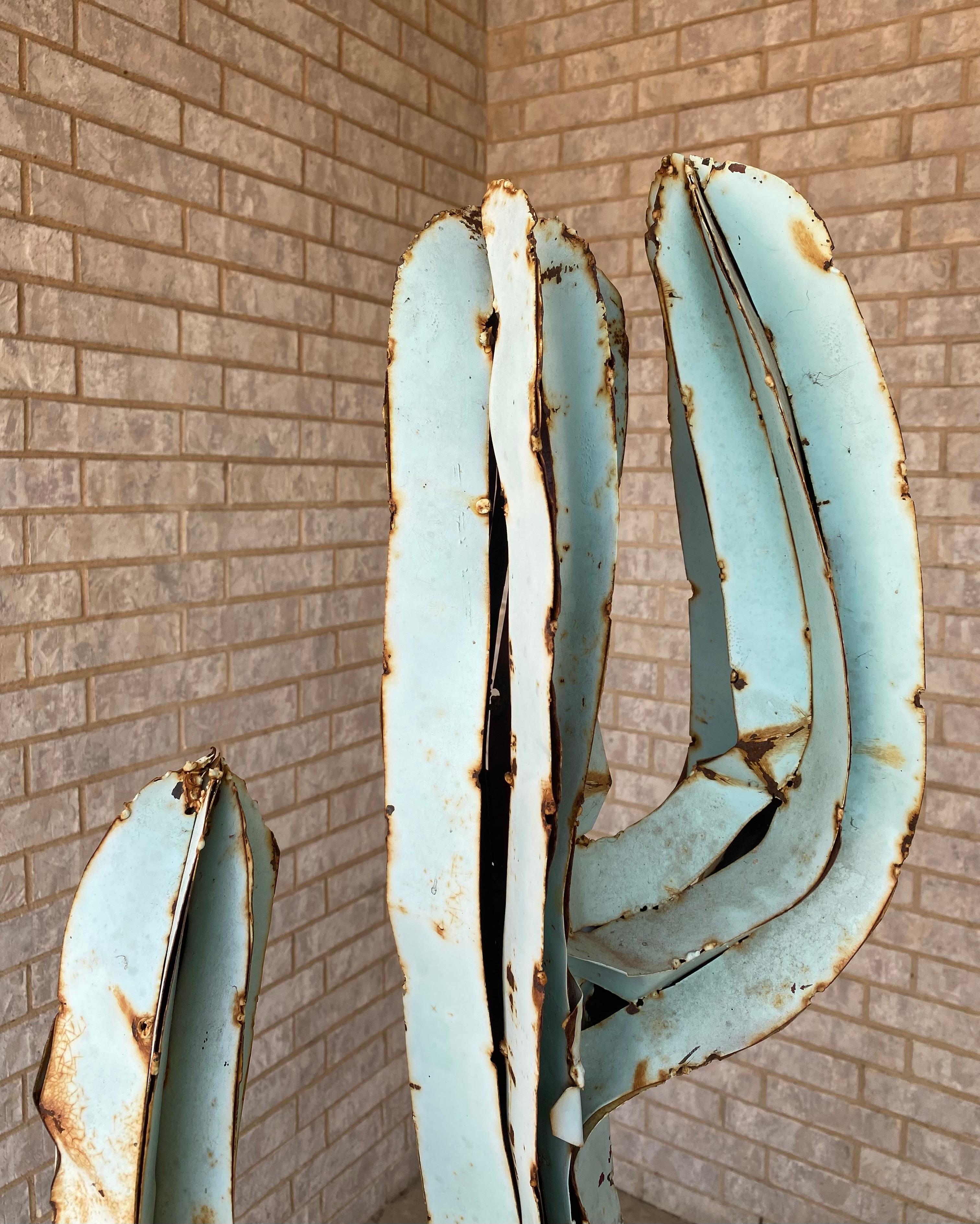 Escultura folclórica de cactus de metal soldado por puntos envejecido en azul/verde pálido en Desgastado estado para la venta en Round Top, TX