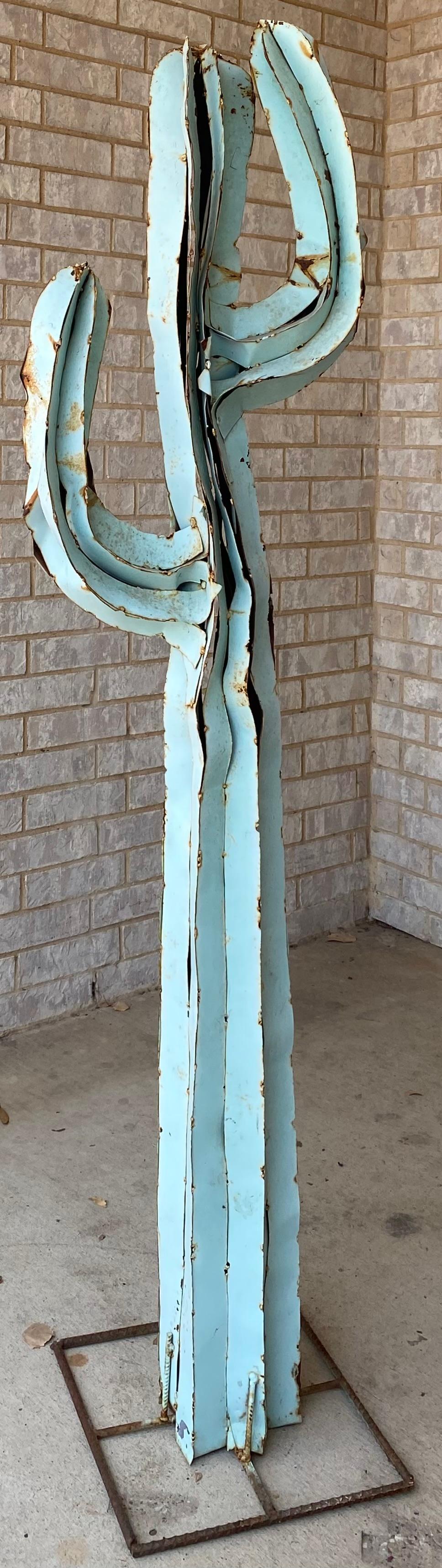 Escultura folclórica de cactus de metal soldado por puntos envejecido en azul/verde pálido Acero de corte en venta