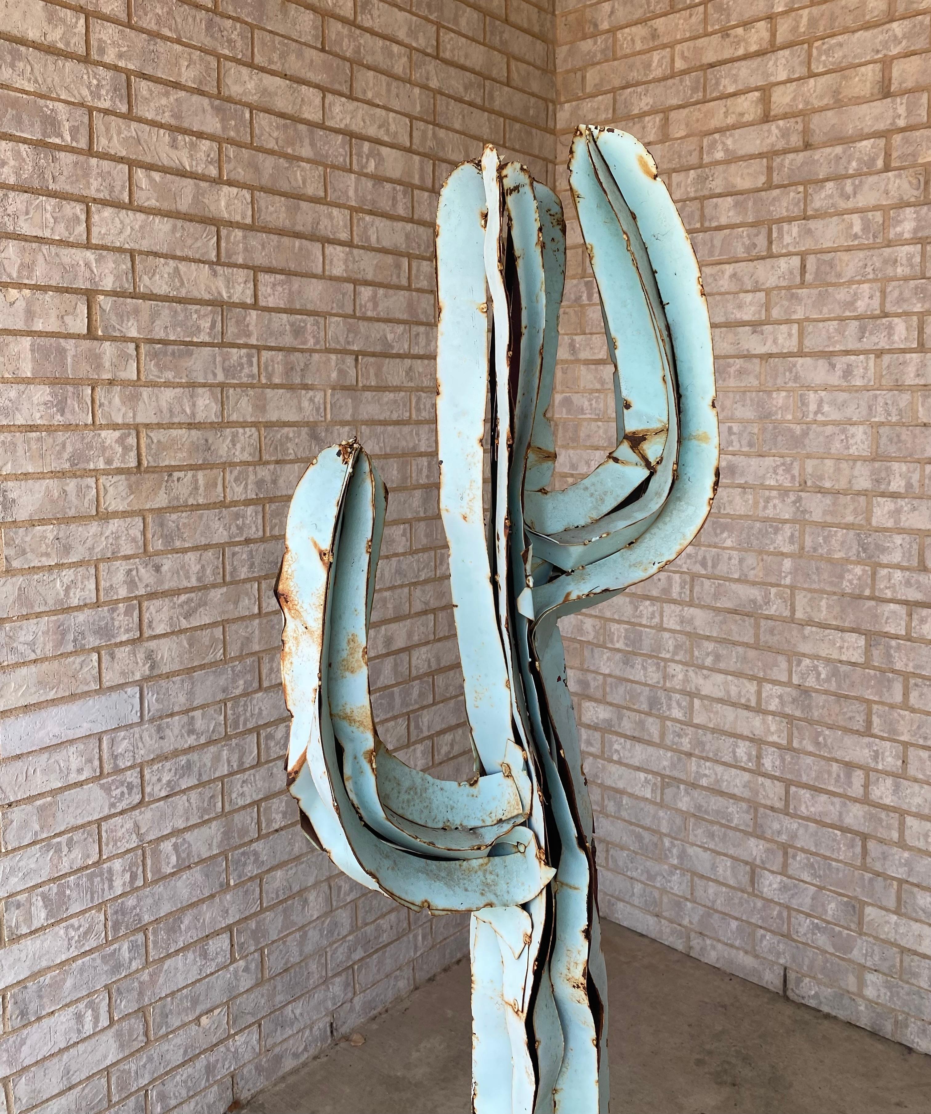 Escultura folclórica de cactus de metal soldado por puntos envejecido en azul/verde pálido en venta 1