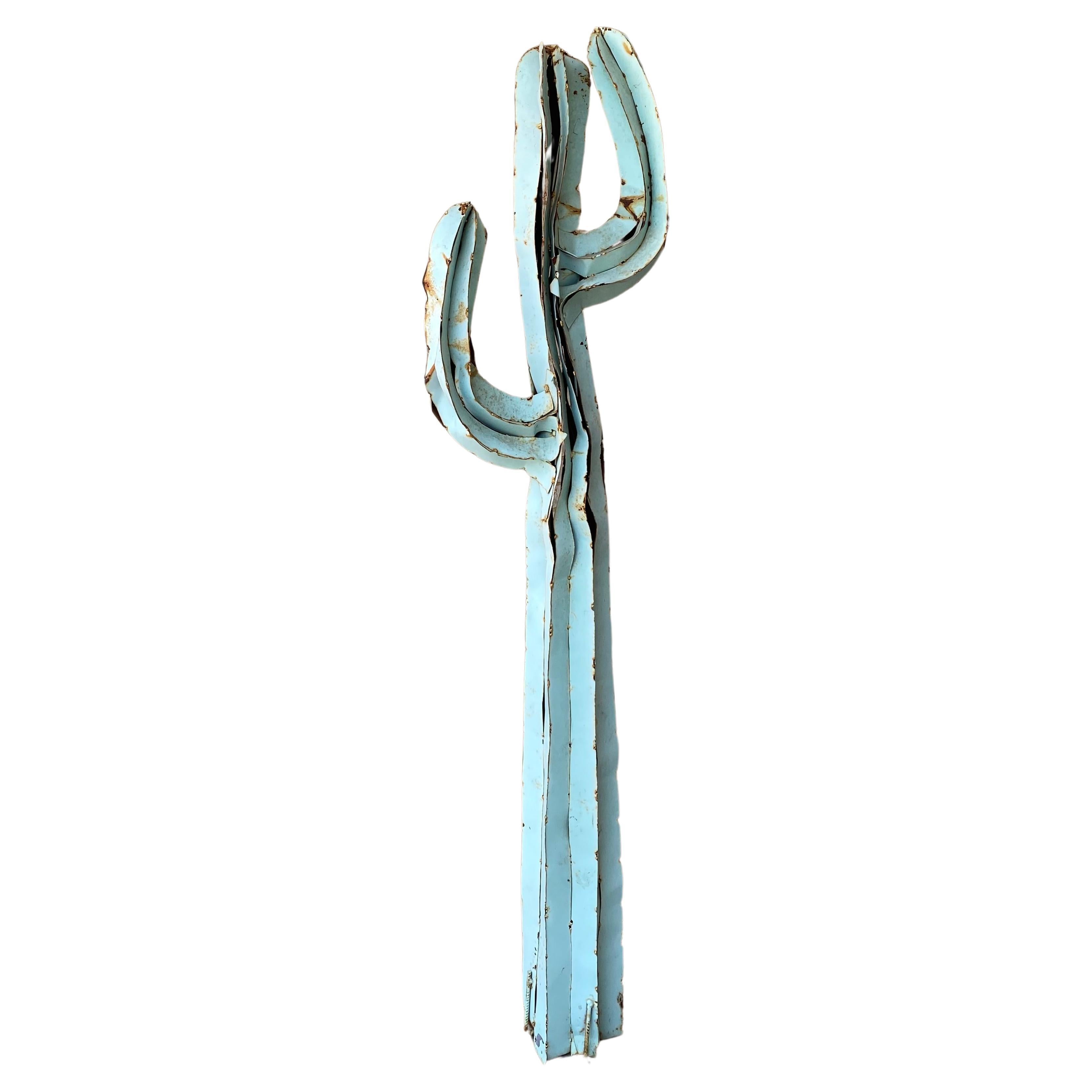 Escultura folclórica de cactus de metal soldado por puntos envejecido en azul/verde pálido en venta