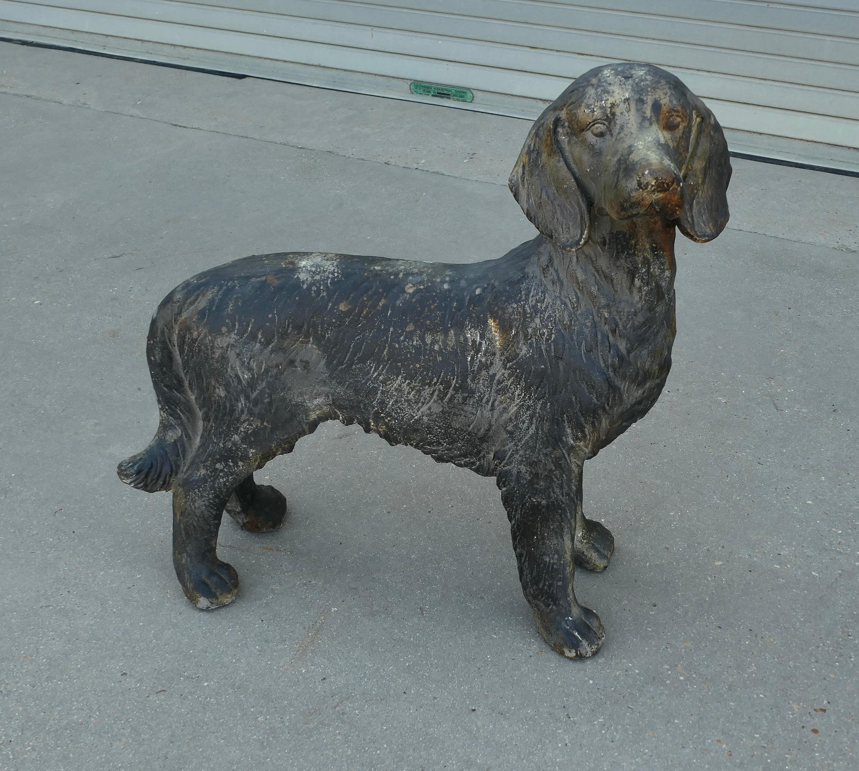 Stile provenzale Statua in piedi di uno spaniel da caccia francese, danneggiata dalle intemperie in vendita