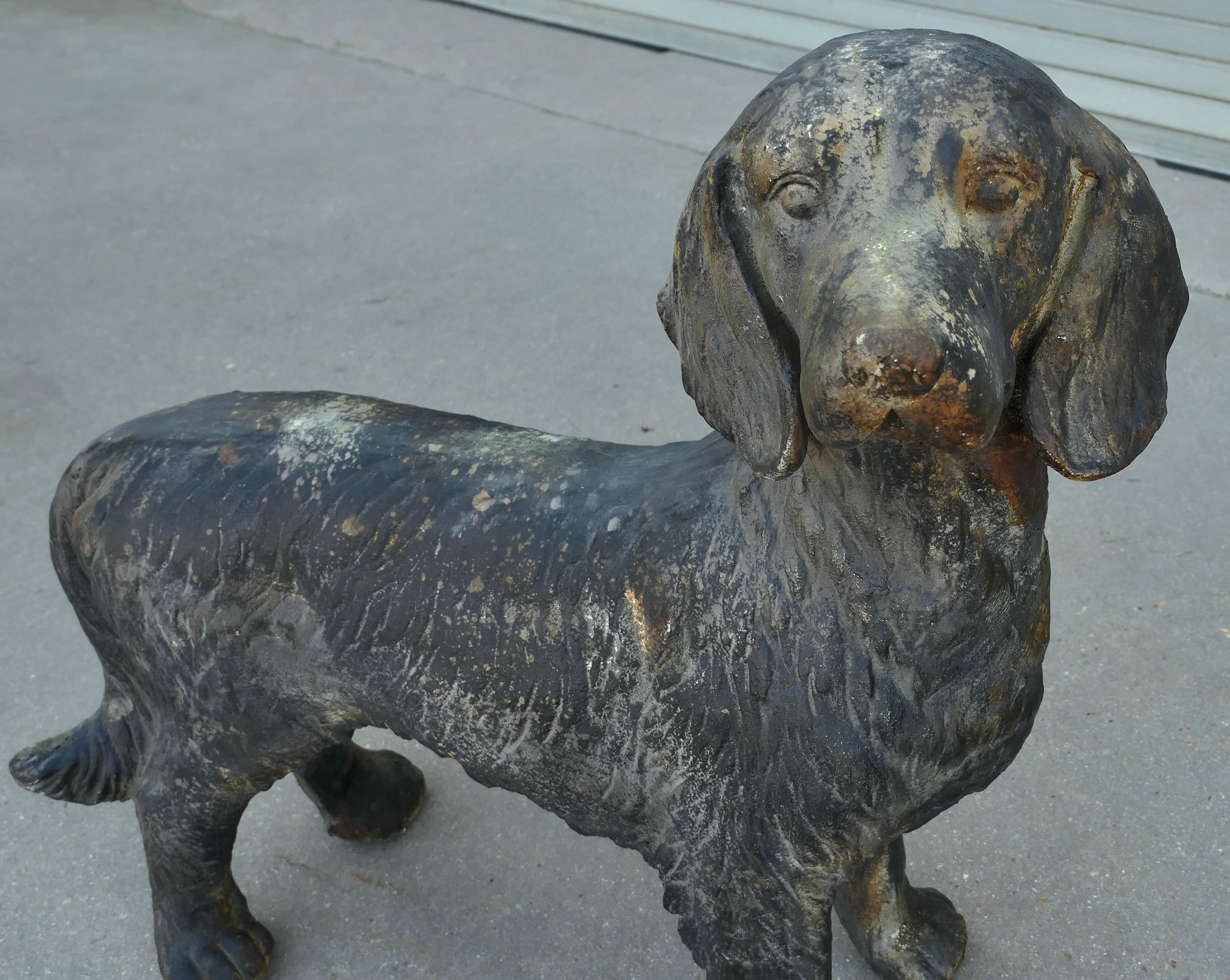Statua in piedi di uno spaniel da caccia francese, danneggiata dalle intemperie In condizioni buone in vendita a Godshill, Isle of Wight