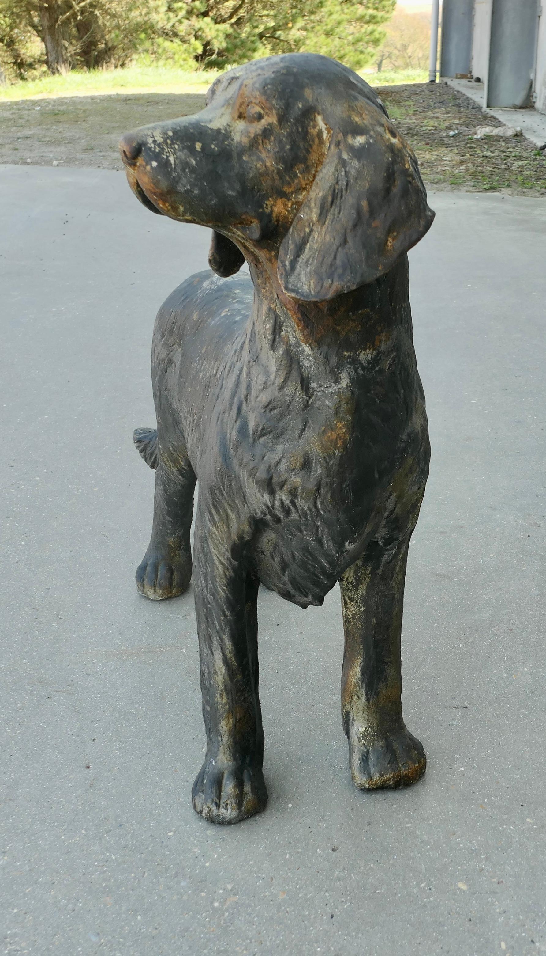 Inizio XX secolo Statua in piedi di uno spaniel da caccia francese, danneggiata dalle intemperie in vendita