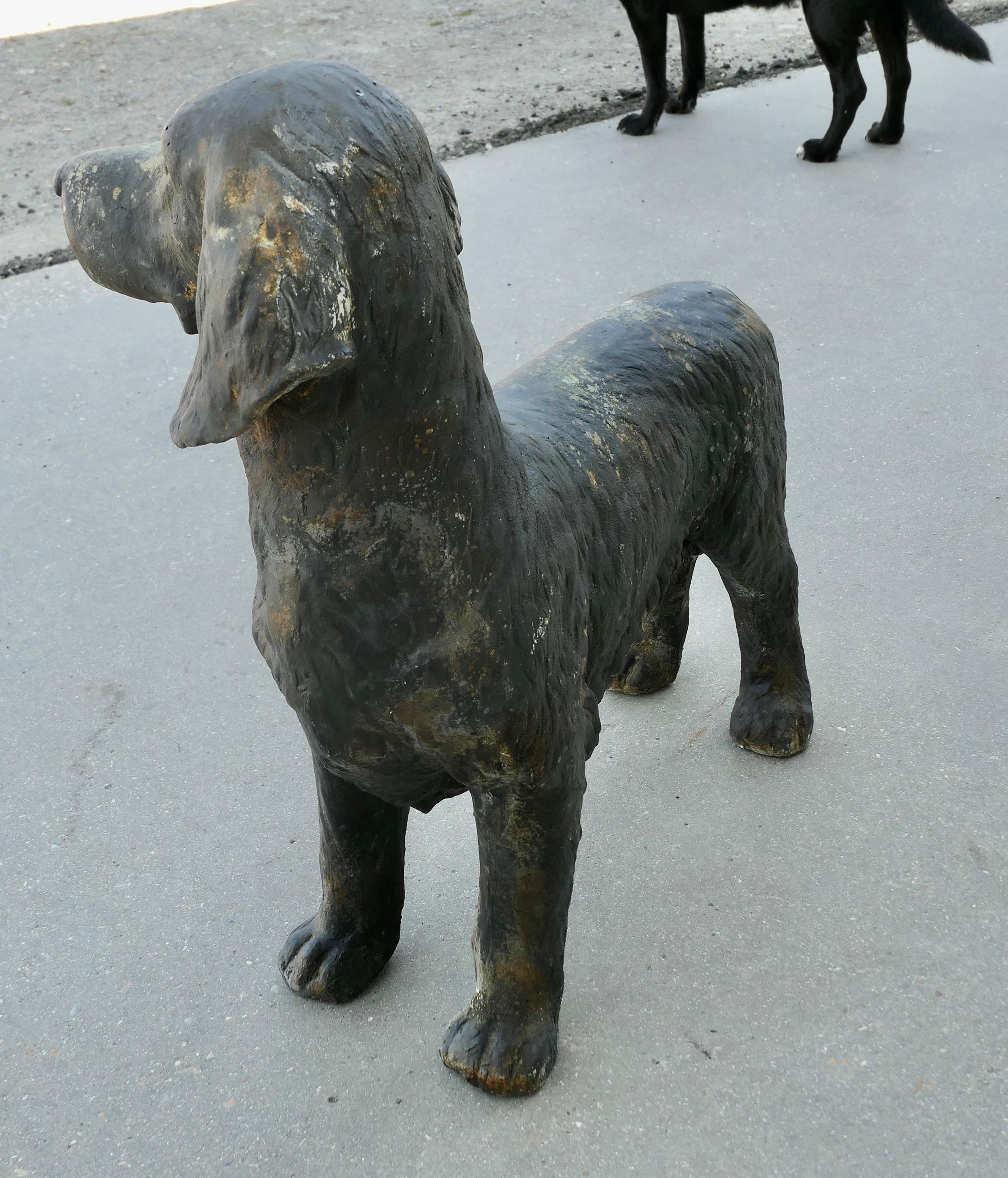 Composizione Statua in piedi di uno spaniel da caccia francese, danneggiata dalle intemperie in vendita