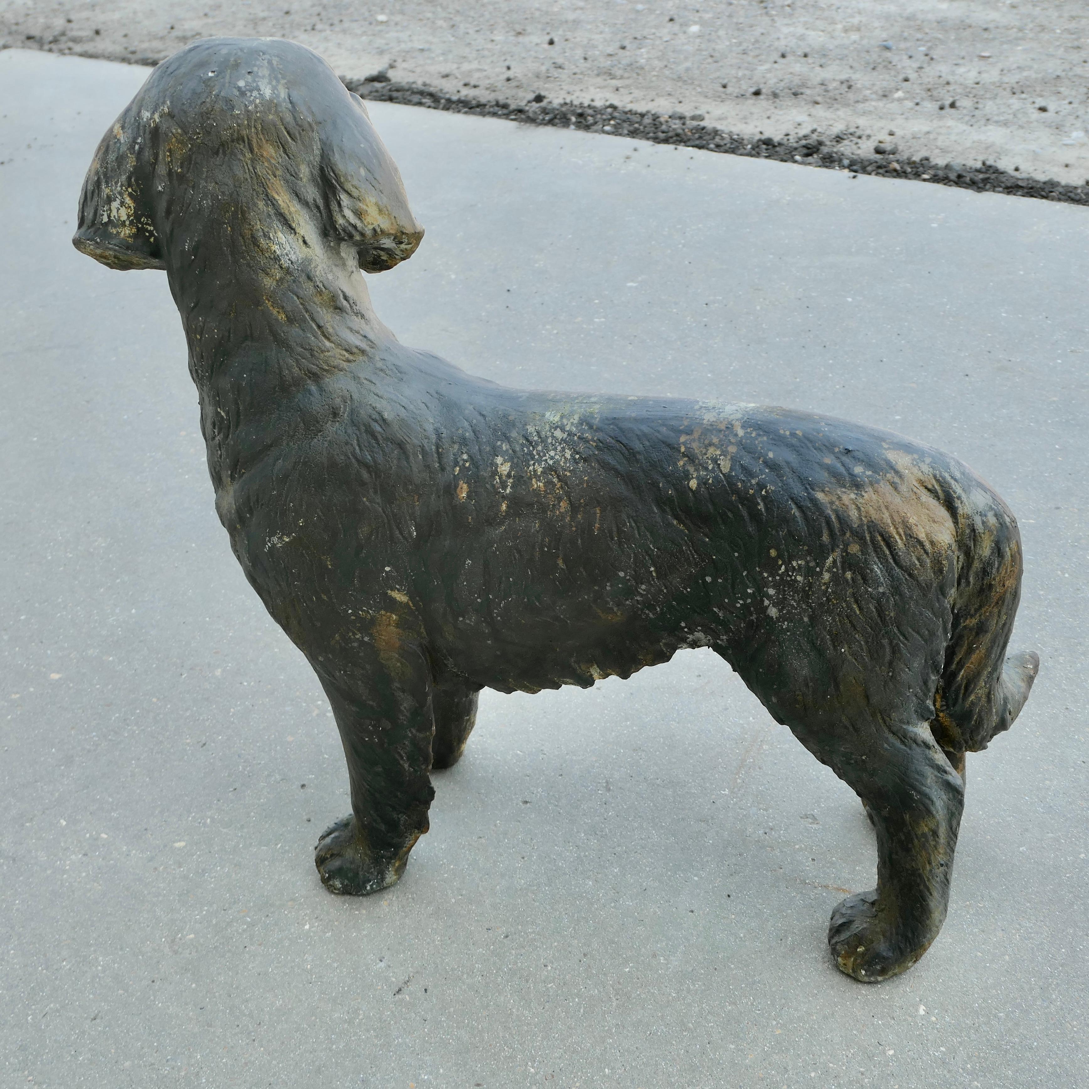 Statua in piedi di uno spaniel da caccia francese, danneggiata dalle intemperie in vendita 1