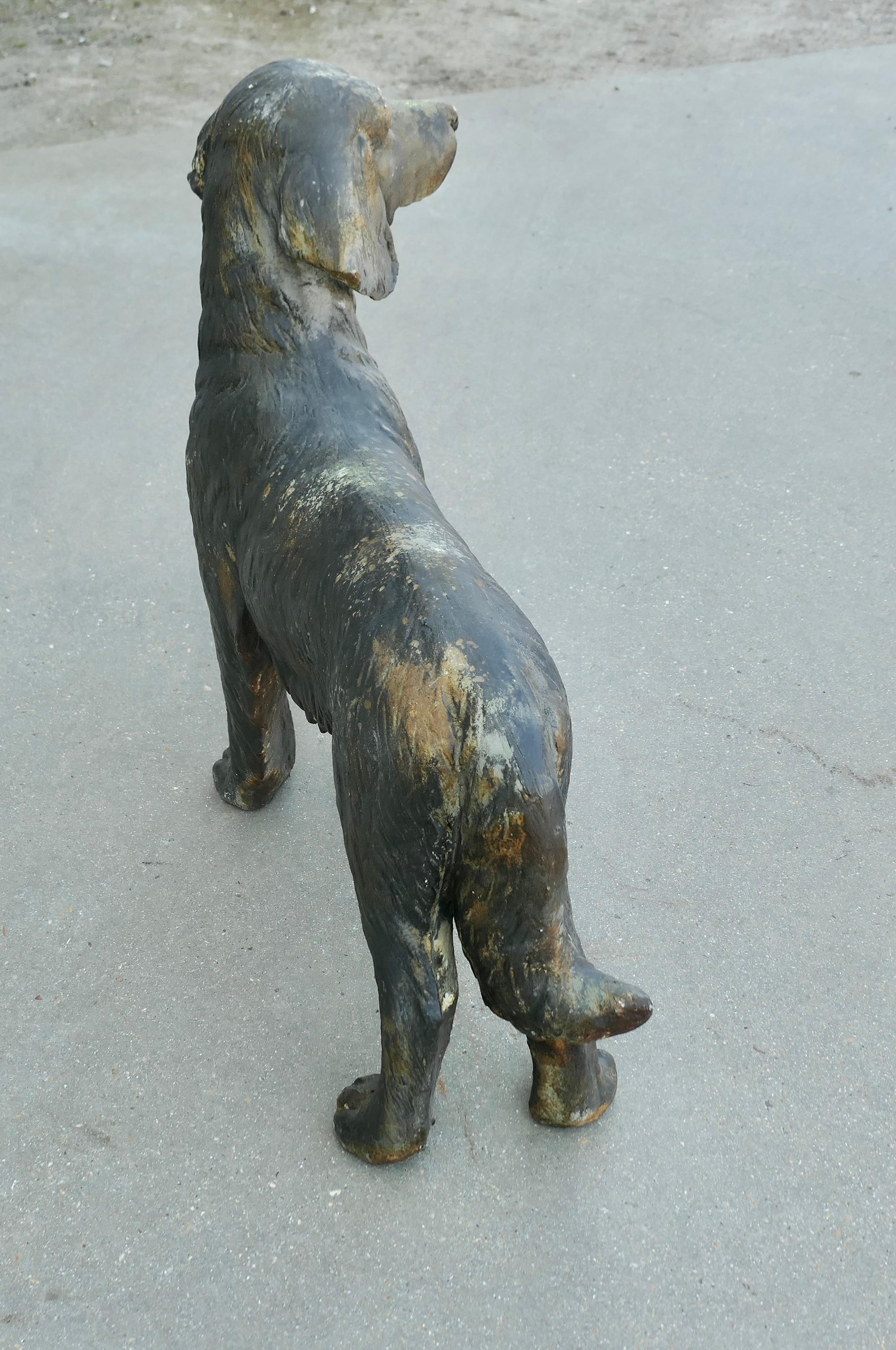 Statua in piedi di uno spaniel da caccia francese, danneggiata dalle intemperie in vendita 2
