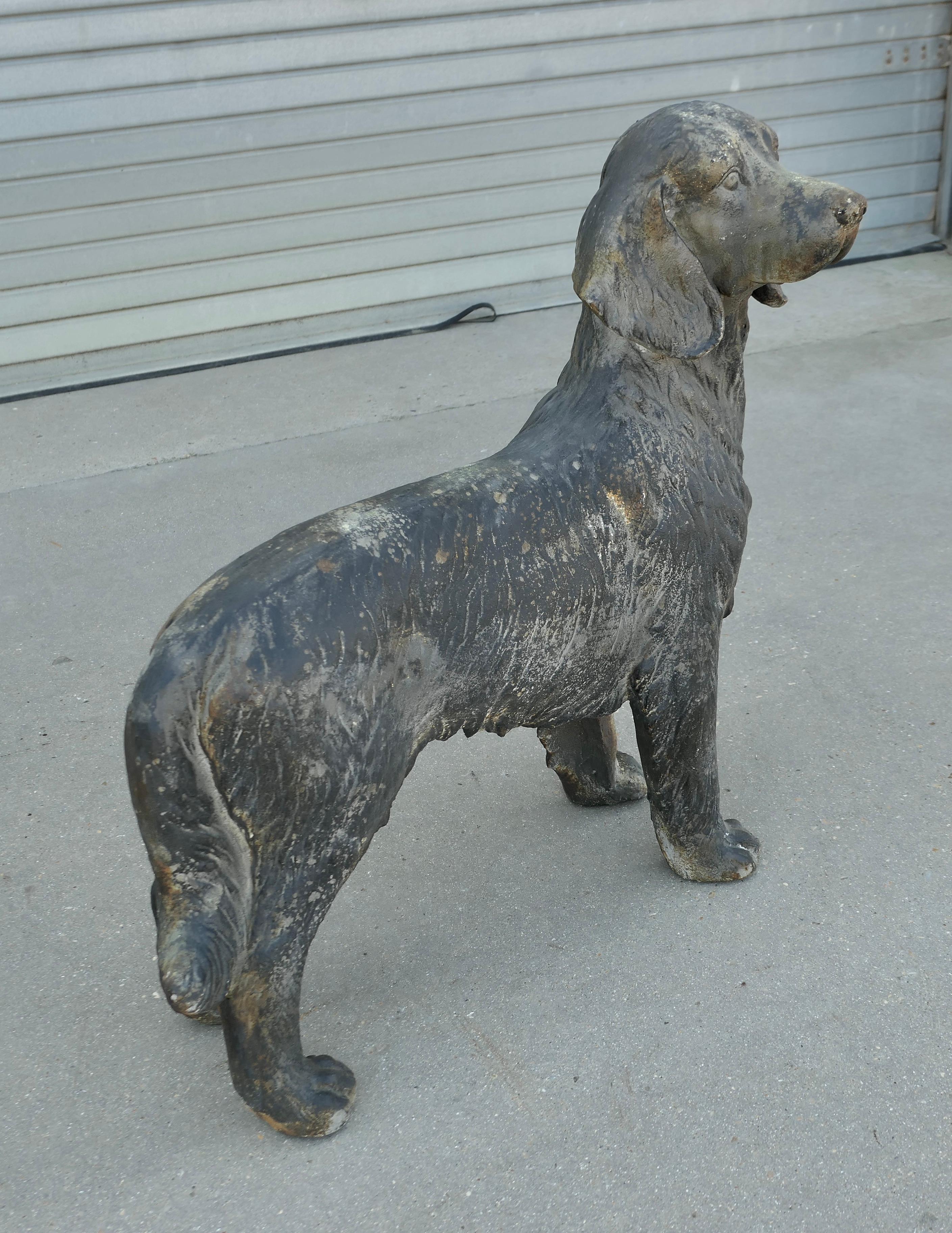 Statua in piedi di uno spaniel da caccia francese, danneggiata dalle intemperie in vendita 3