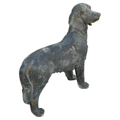 Statua in piedi di uno spaniel da caccia francese, danneggiata dalle intemperie