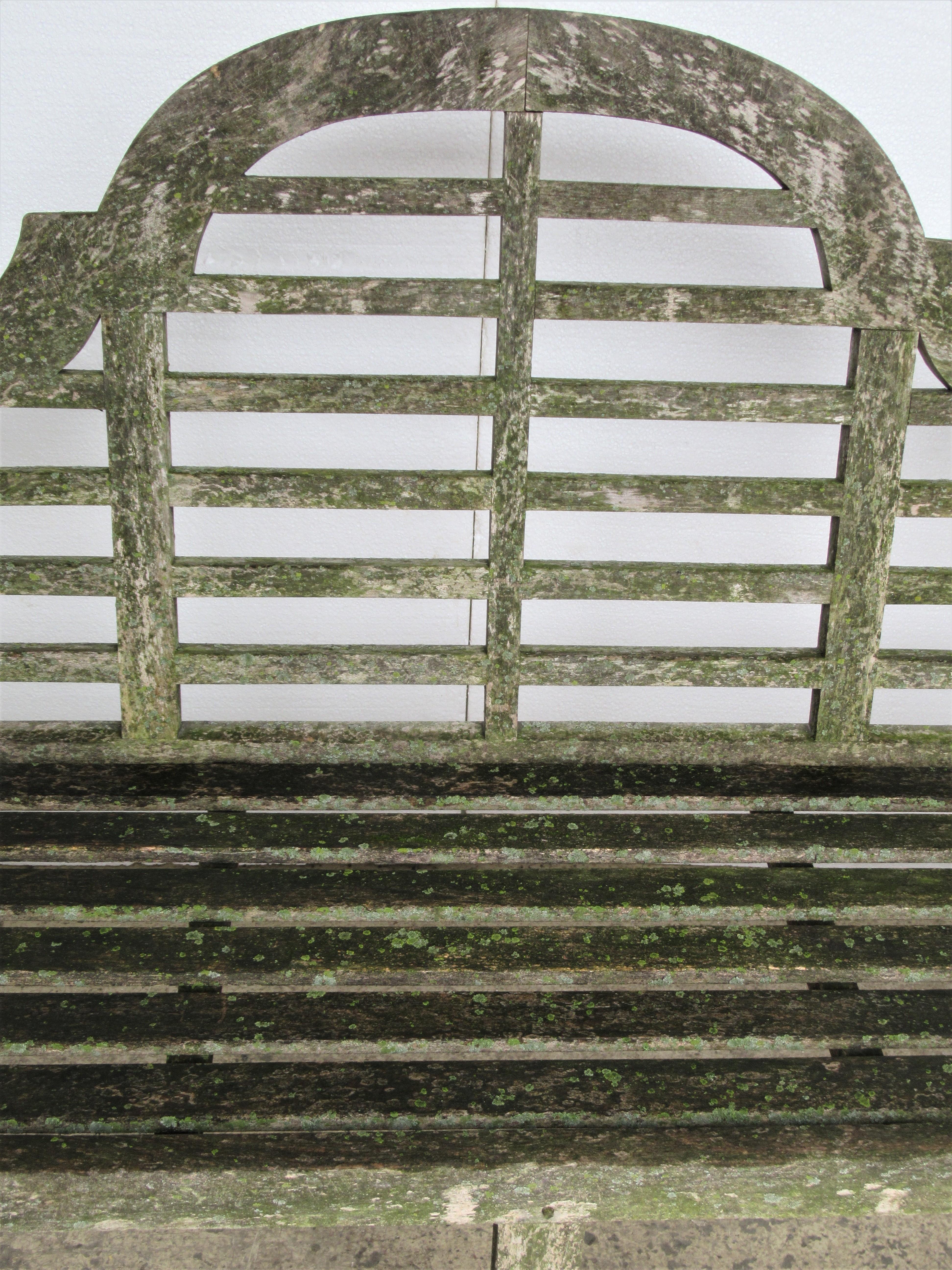Weathered Teak Lutyens Style Garden Bench Encrusted with Algae Lichen In Good Condition In Rochester, NY