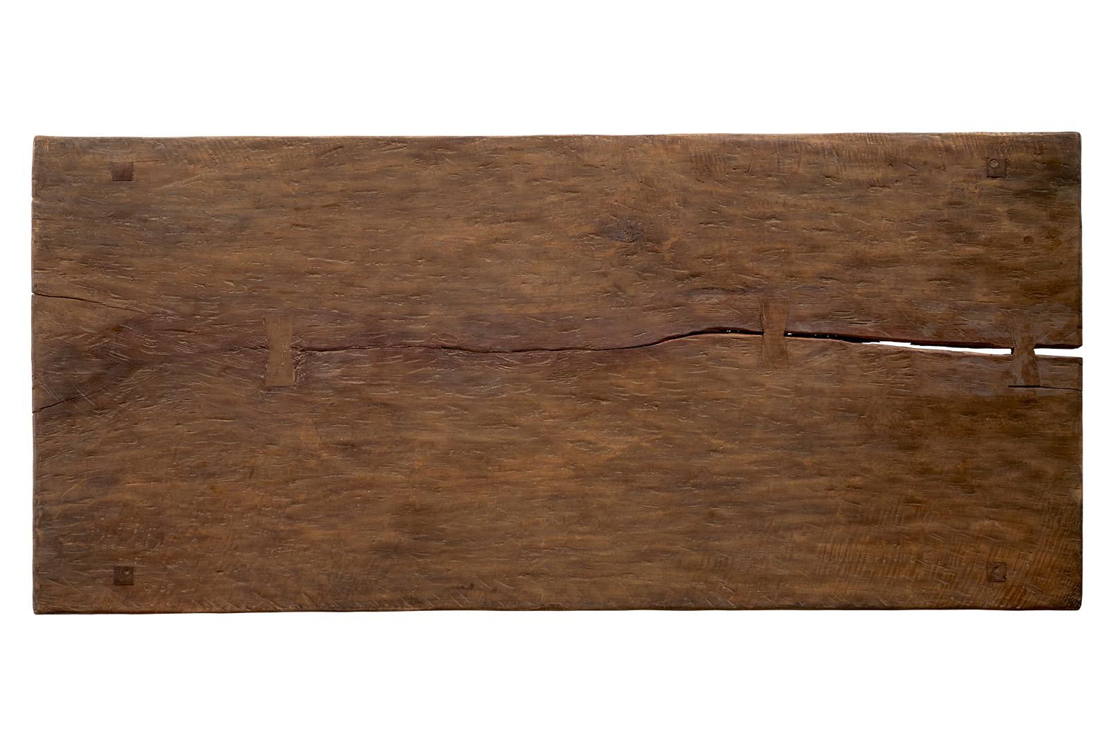 20ième siècle Table basse en teck usé avec accents en queue d'aronde en vente
