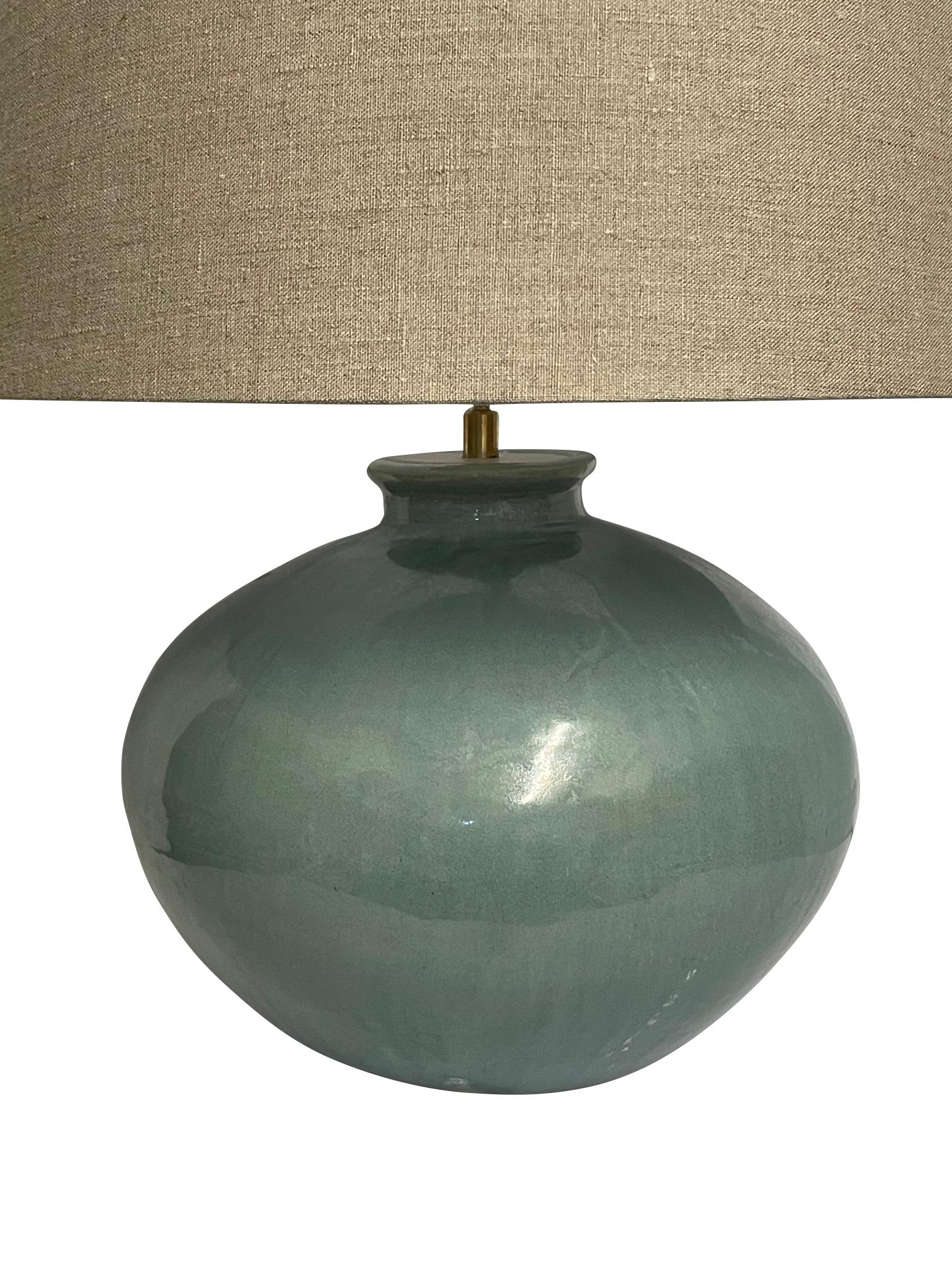 Paire de lampes contemporaines chinoises de couleur turquoise.
Base complète de forme arrondie
La base mesure 14D x 11H.
Hauteur totale 23