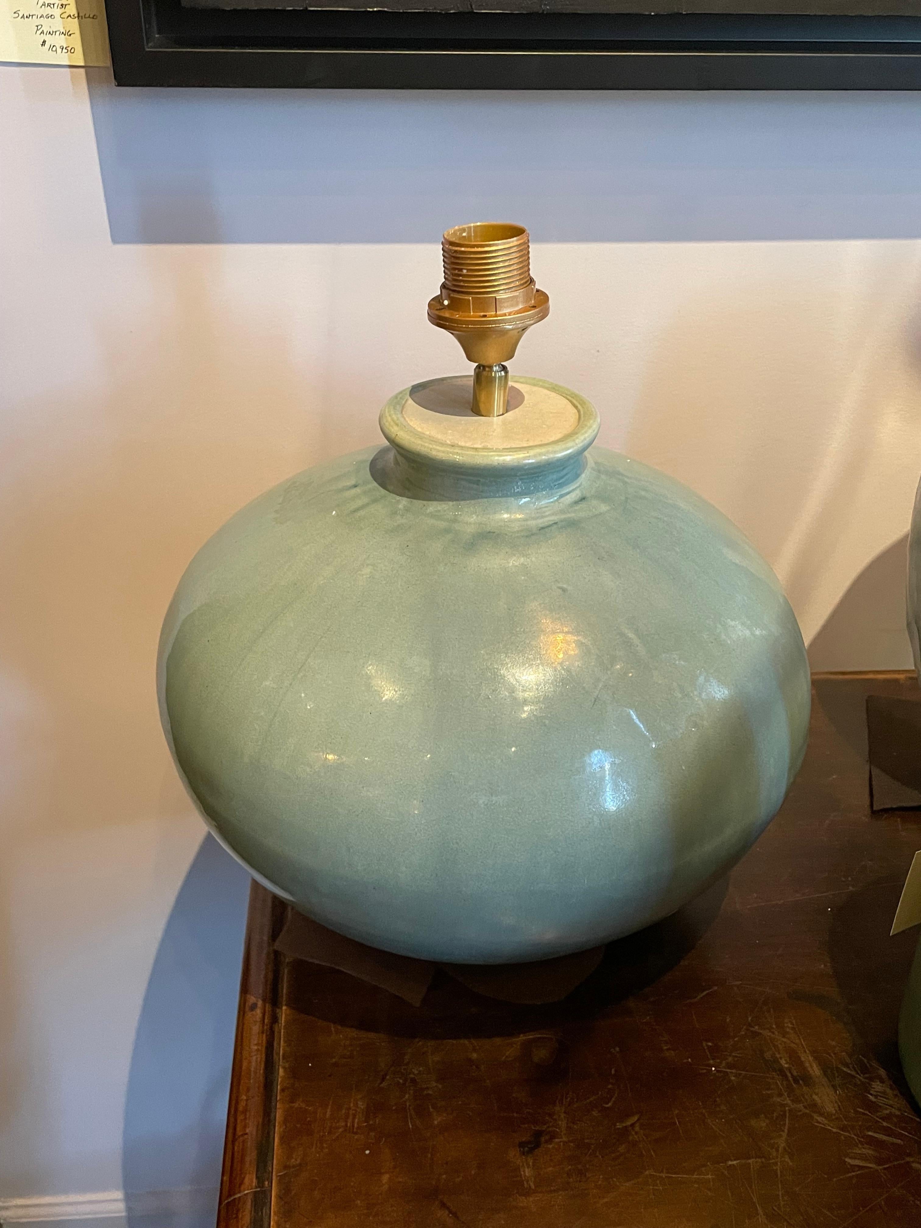 XXIe siècle et contemporain Paire de lampes en céramique à glaçure turquoise vieillie, Chine, contemporaine en vente