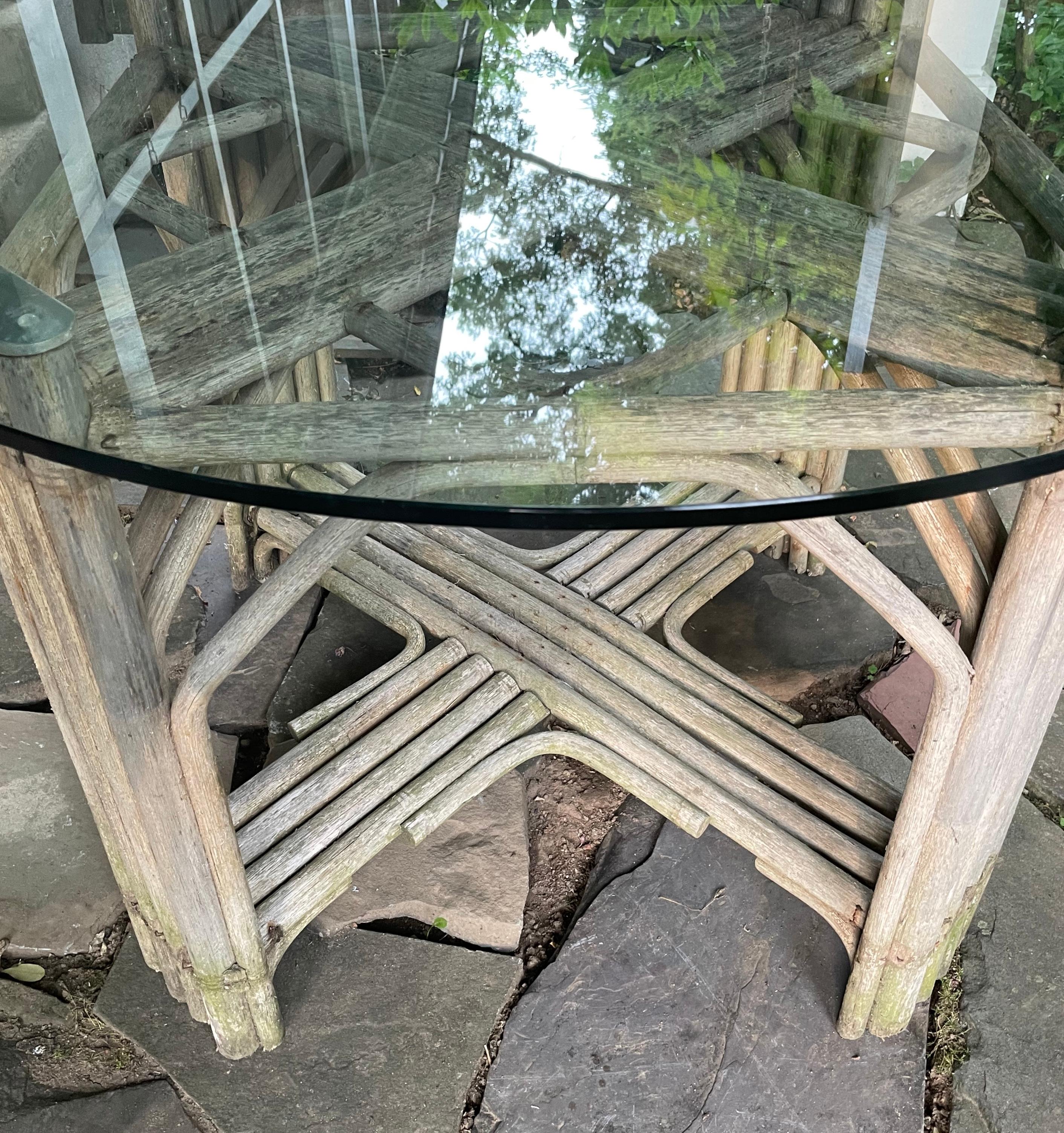 Esszimmertisch mit Glasplatte aus verwittertem Holz im Angebot 1