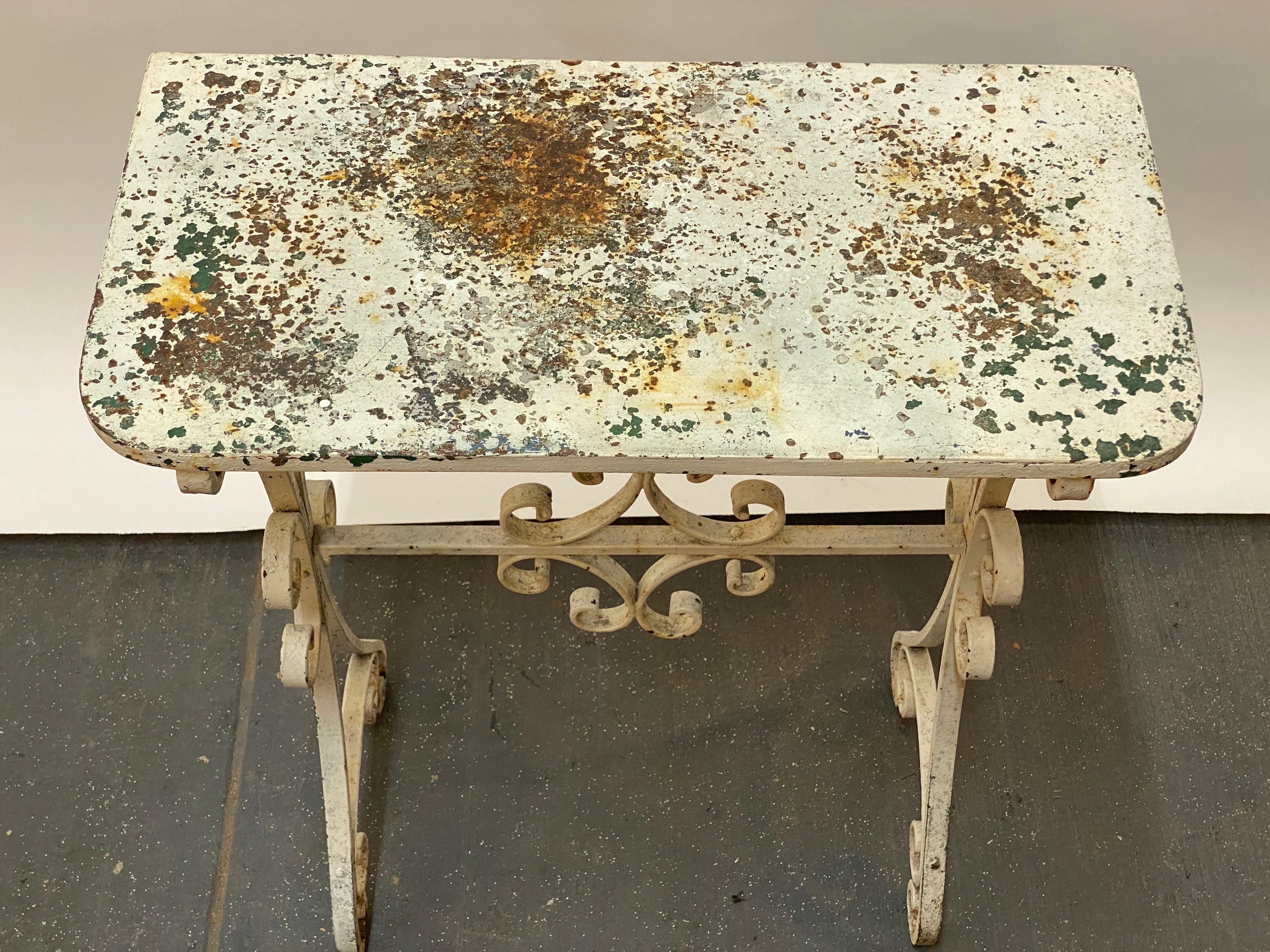 Table console en fer forgé usé par les intempéries à motif de volutes et d'étoiles en vente 11
