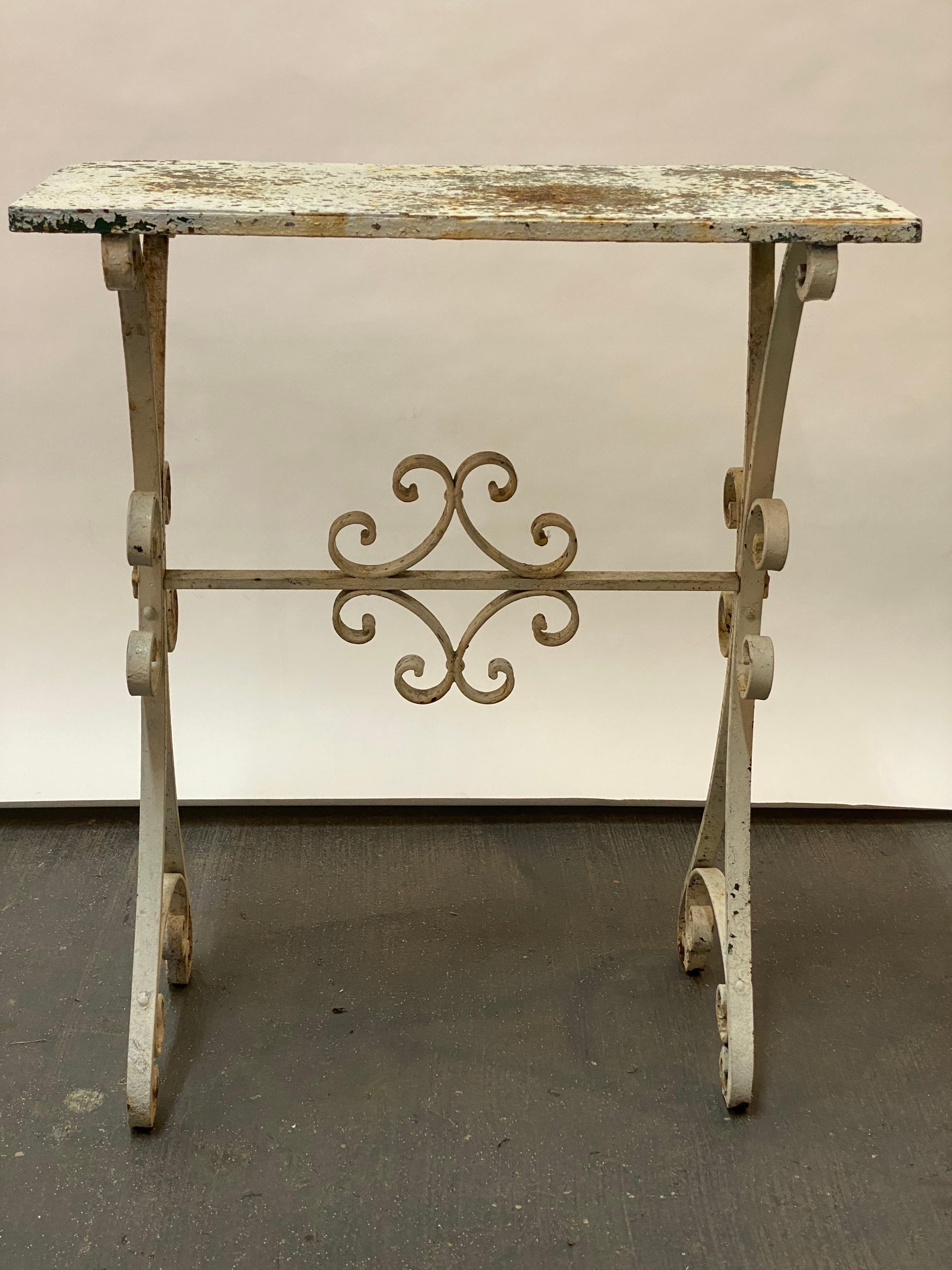 20ième siècle Table console en fer forgé usé par les intempéries à motif de volutes et d'étoiles en vente