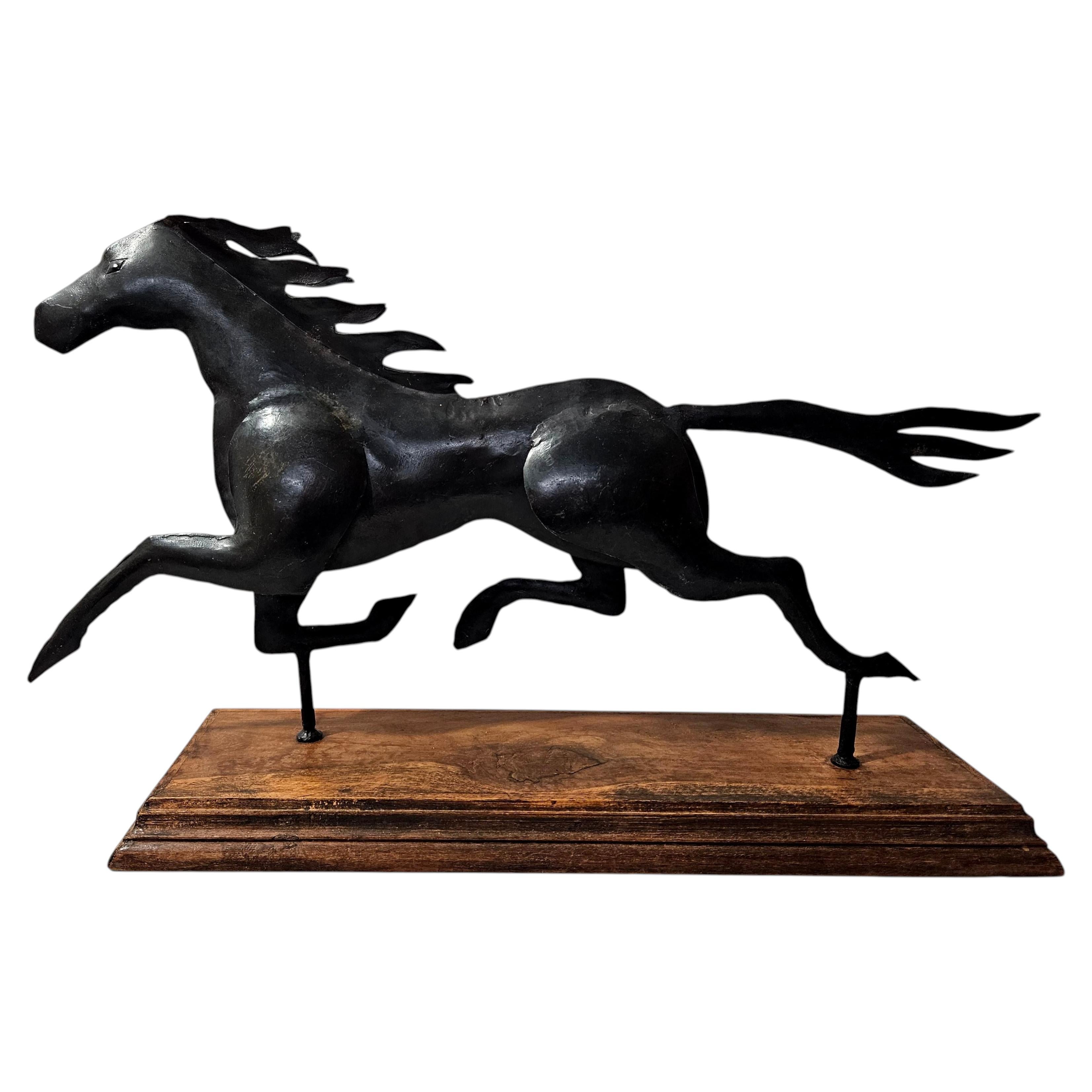 Girouette rustique en métal Cheval courant sur support en bois