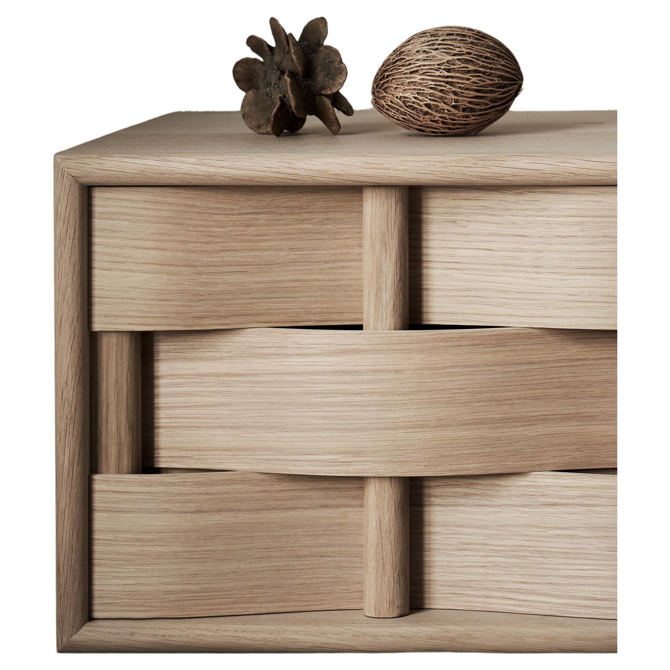 Comodino Weave 
Comodino in legno massiccio di betulla e laminato di betulla o in legno massiccio di quercia e impiallacciato di quercia. Moderno ma classico, audace ma modesto, il comodino è un ottimo esempio di design scandinavo contemporaneo.