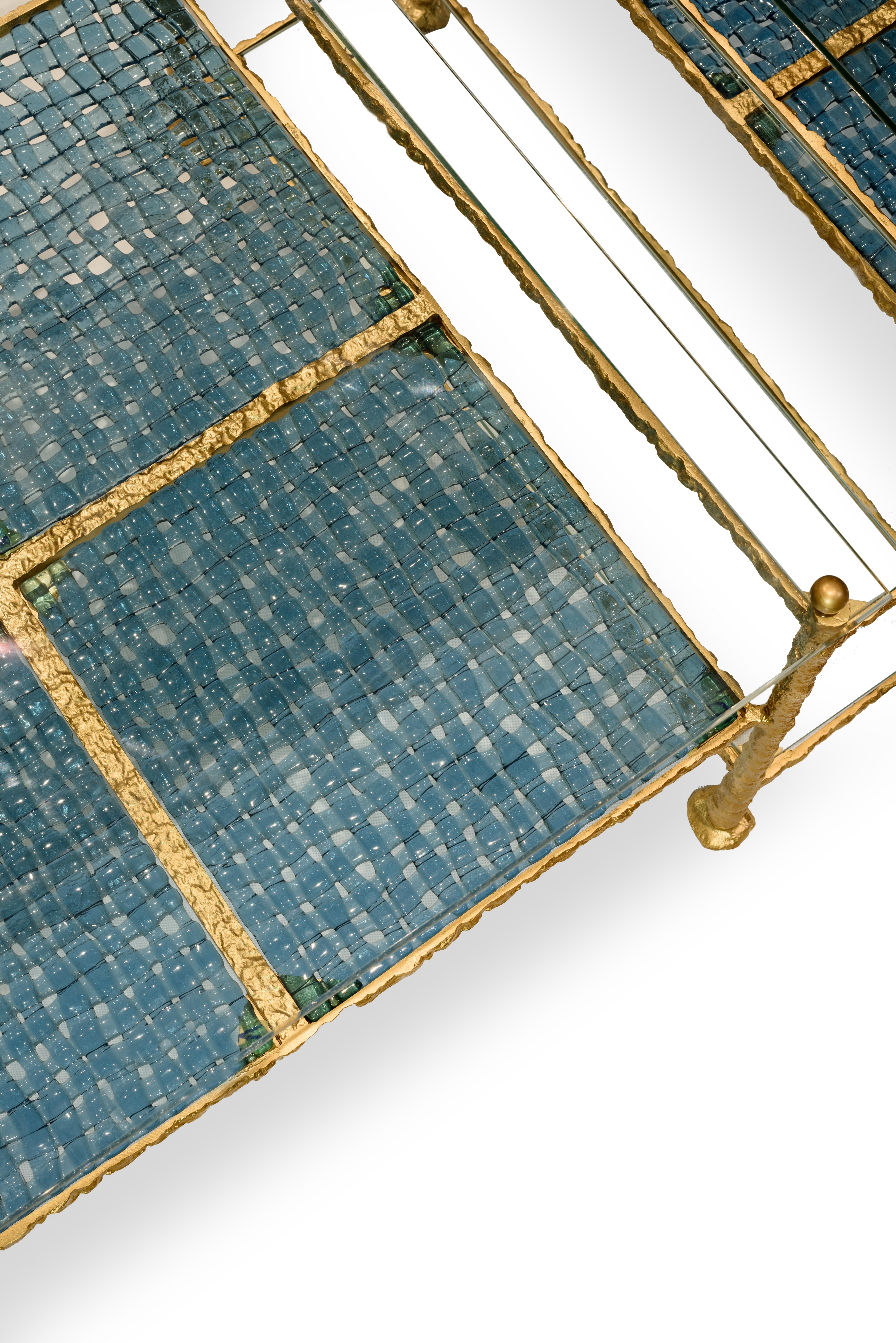 WEAVE- Mesa de centro de latón macizo y cristal hecha a mano en venta 3