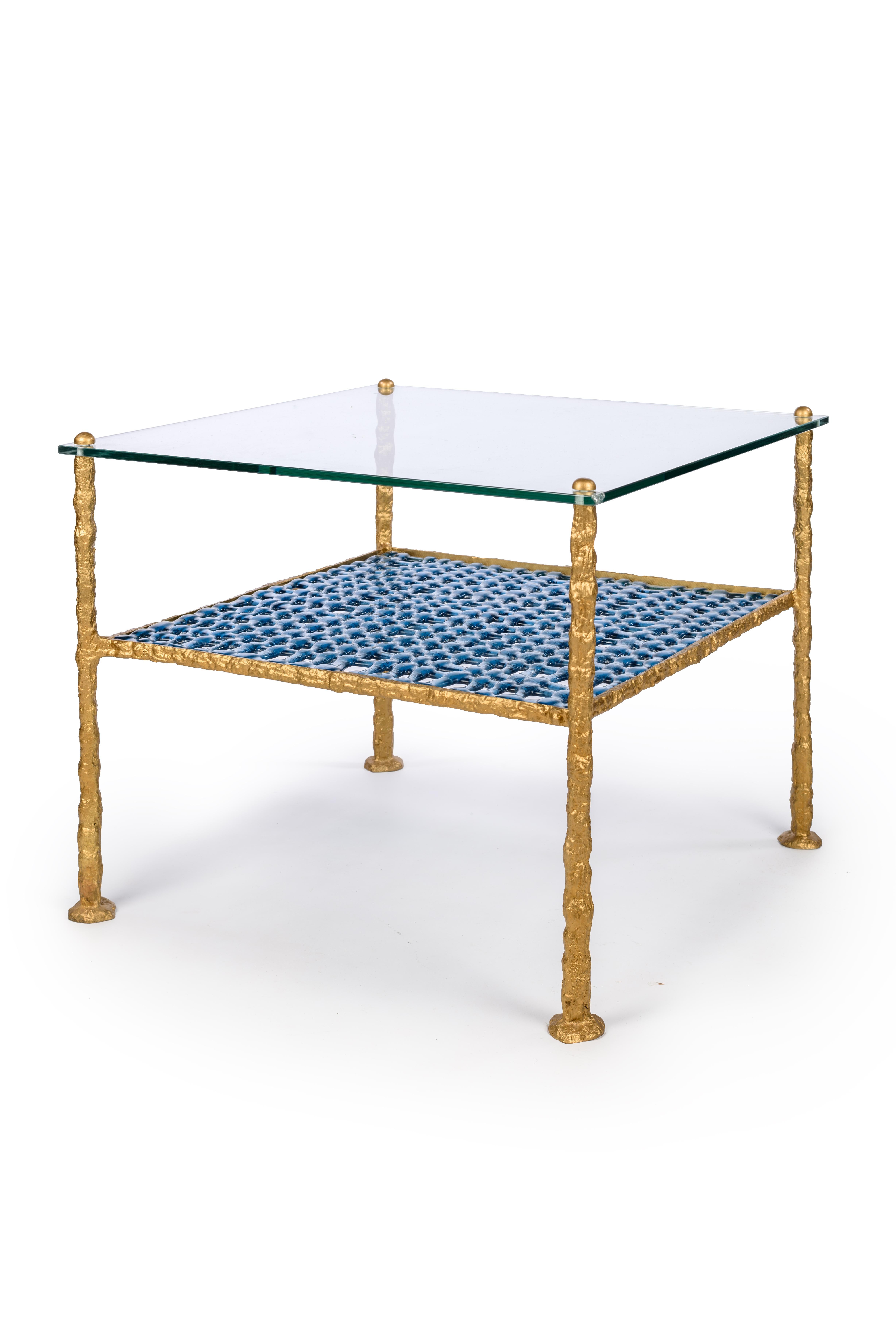 La habilidad de las Mesas de centro Weave fusiona plenamente arte y funcionalidad. Cada mesa está fabricada con una distintiva base de cristal trenzado que refleja el suave movimiento de las olas. Esta pieza evoca una sensación de tranquilidad,