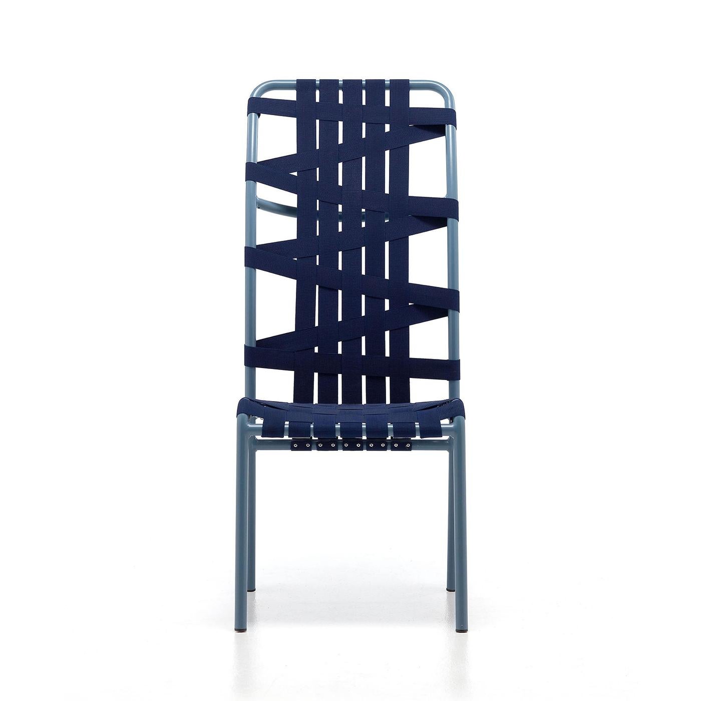 Sedia con schienale alto e struttura in alluminio con finitura laccata blu.
Seduta e schienale realizzati con cinghie elastiche blu. Uso interno o esterno.
Disponibile anche con struttura laccata grigio scuro e cinghie elastiche grigio chiaro.
o