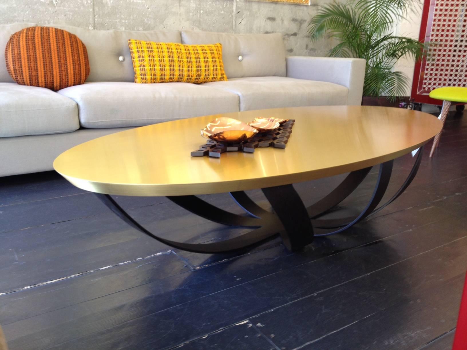 Moderne Table basse Web avec base en métal et plateau en laiton, table basse contemporaine en vente