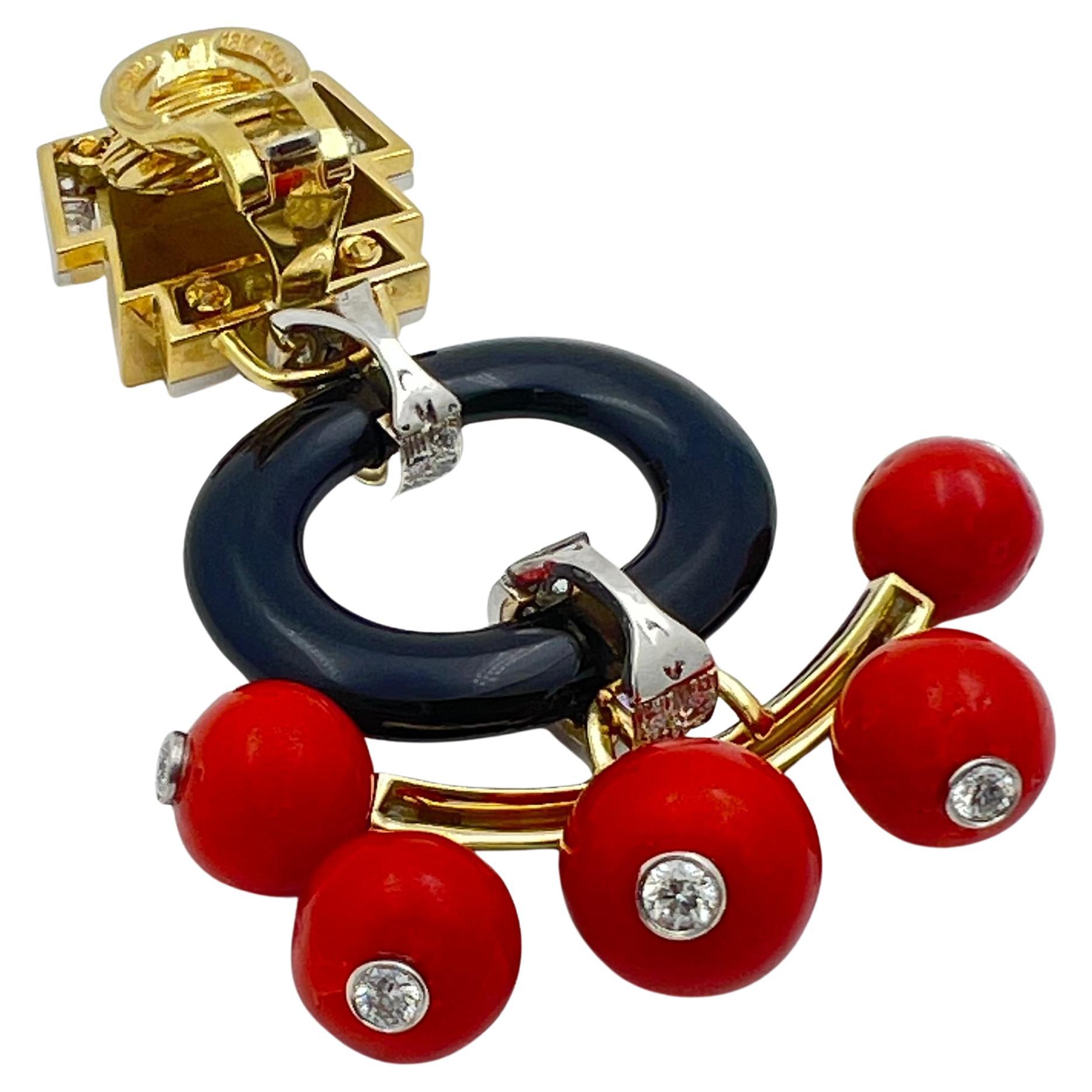 L'orecchino Pagoda in perle di corallo, onice nero, diamanti taglio brillante, smalto nero, oro 18 carati e platino di David Webb.  La parte superiore trapezoidale è incastonata con onice nera e contornata da diamanti tondi brillanti. Due maglie in