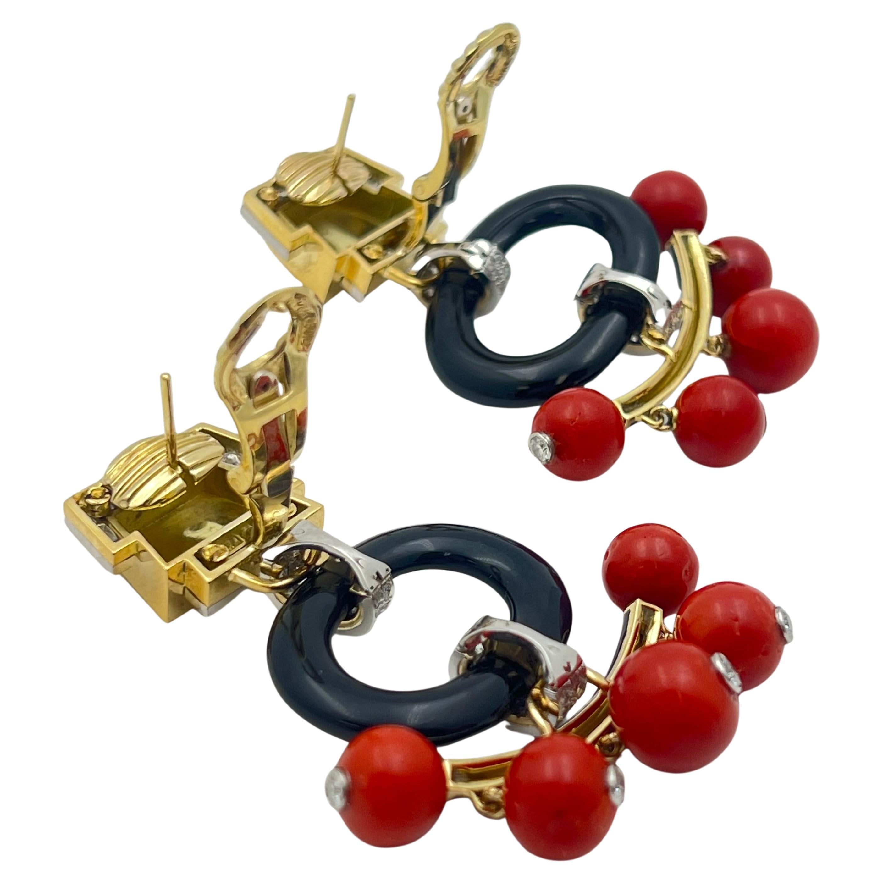 Orecchini a pagoda Webb in oro 18k e platino con corallo e diamanti in vendita 1