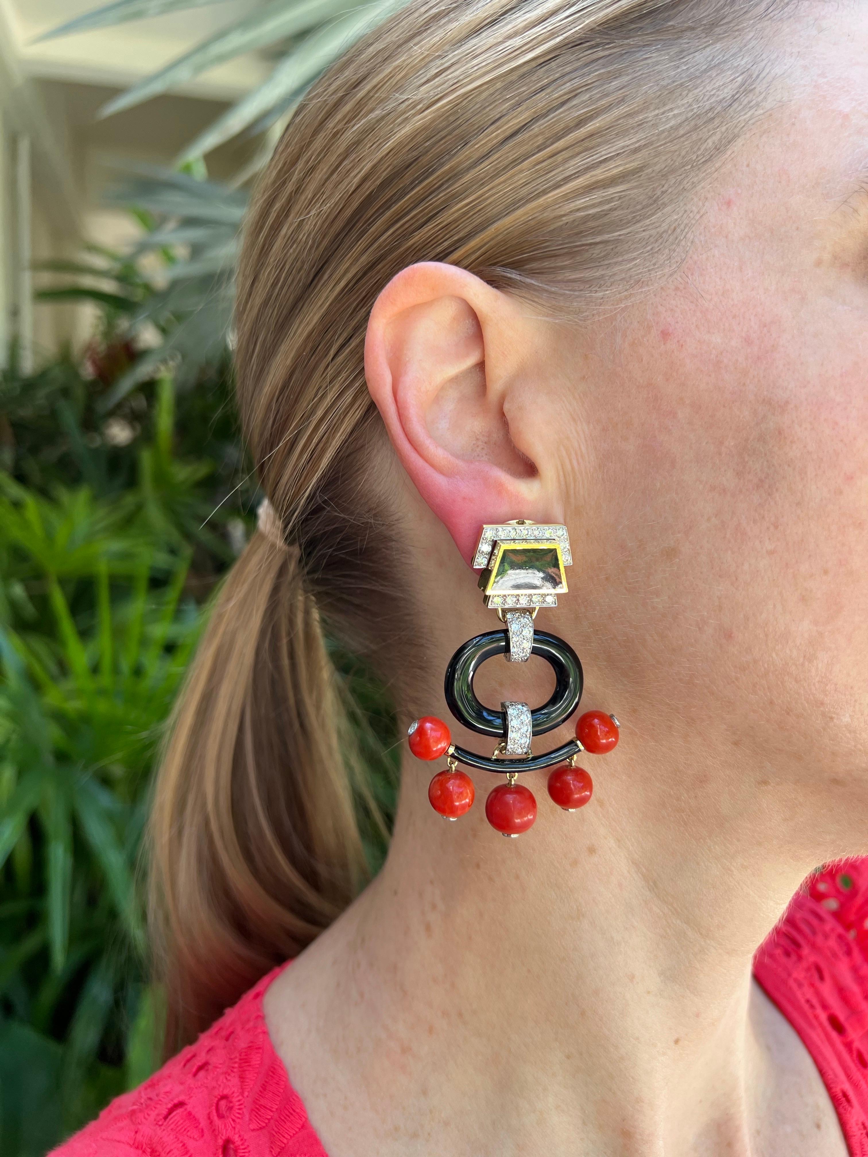 Orecchini a pagoda Webb in oro 18k e platino con corallo e diamanti in vendita 2