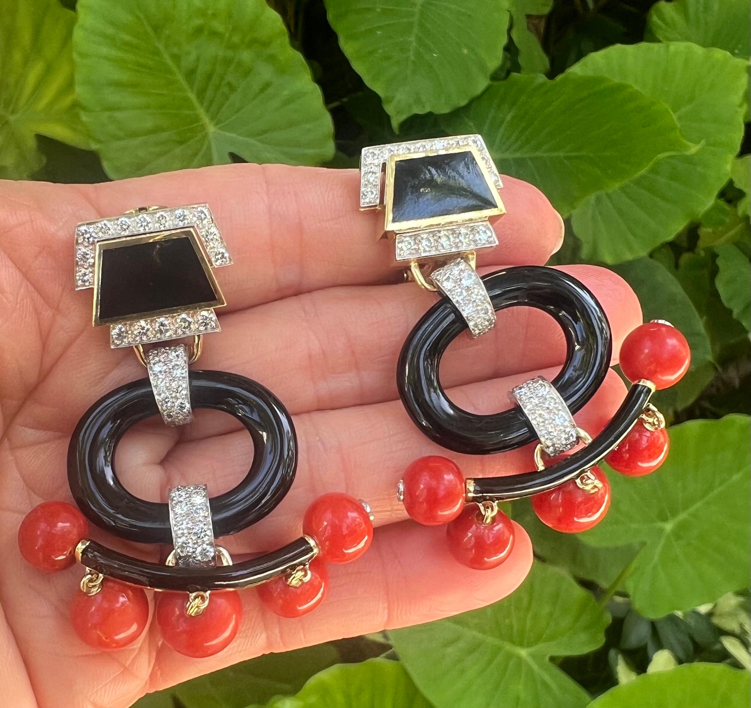 Orecchini a pagoda Webb in oro 18k e platino con corallo e diamanti in vendita 3