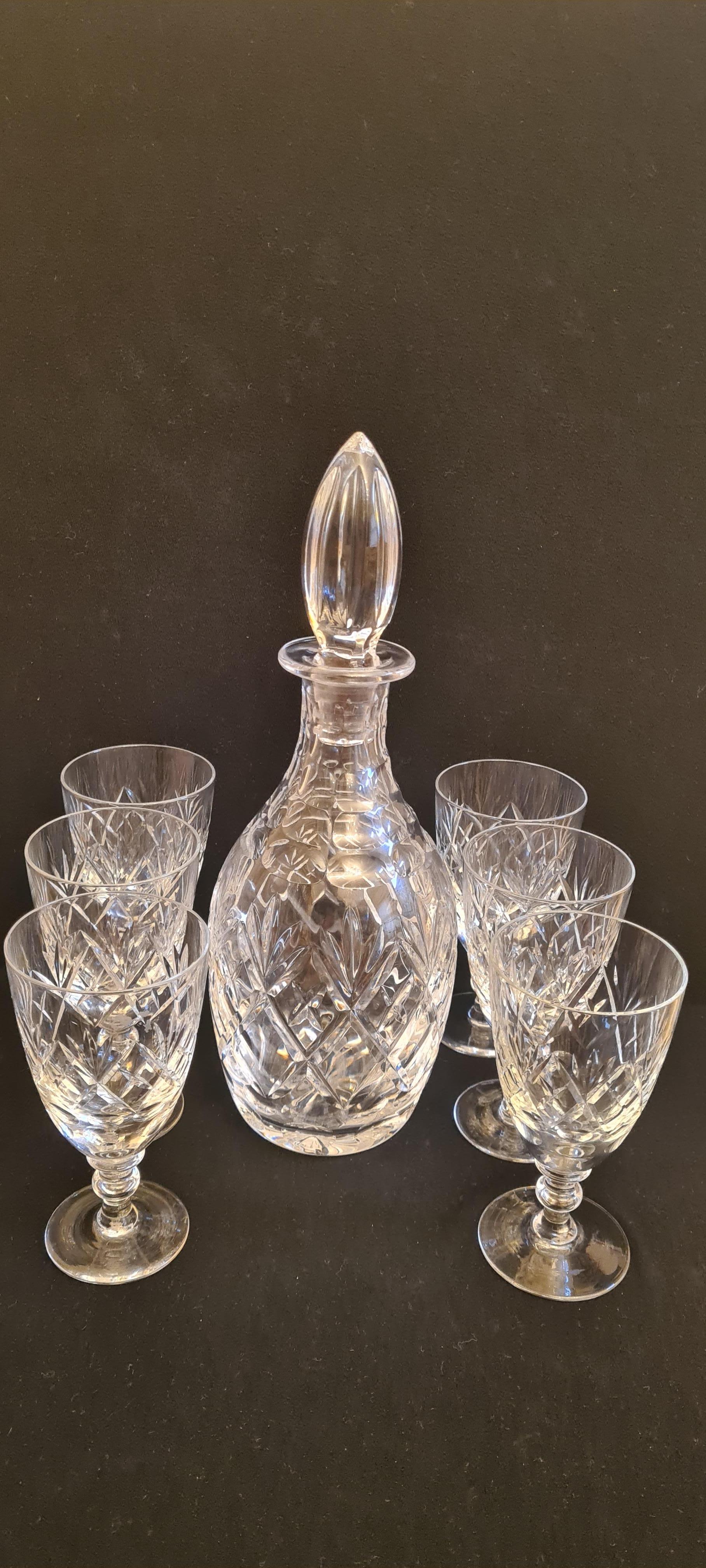 Beautifull vitange Webb Corbett crystal drinking set signed and dated 1961 unused, tored in the cabinet brilliant condition. the decanter have 30 cm tall and 12 cm width nd 6 glasses have 13 cm tall and 7 cm width.