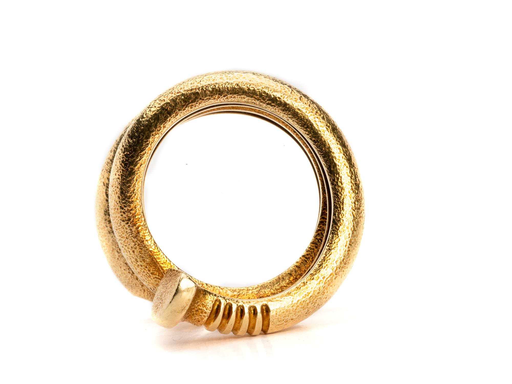 Audace anello vintage in oro giallo 18 carati con unghie grandi, firmato e numerato da David Webb.  È stato originariamente progettato da Aldo Cipullo nel 1968.  