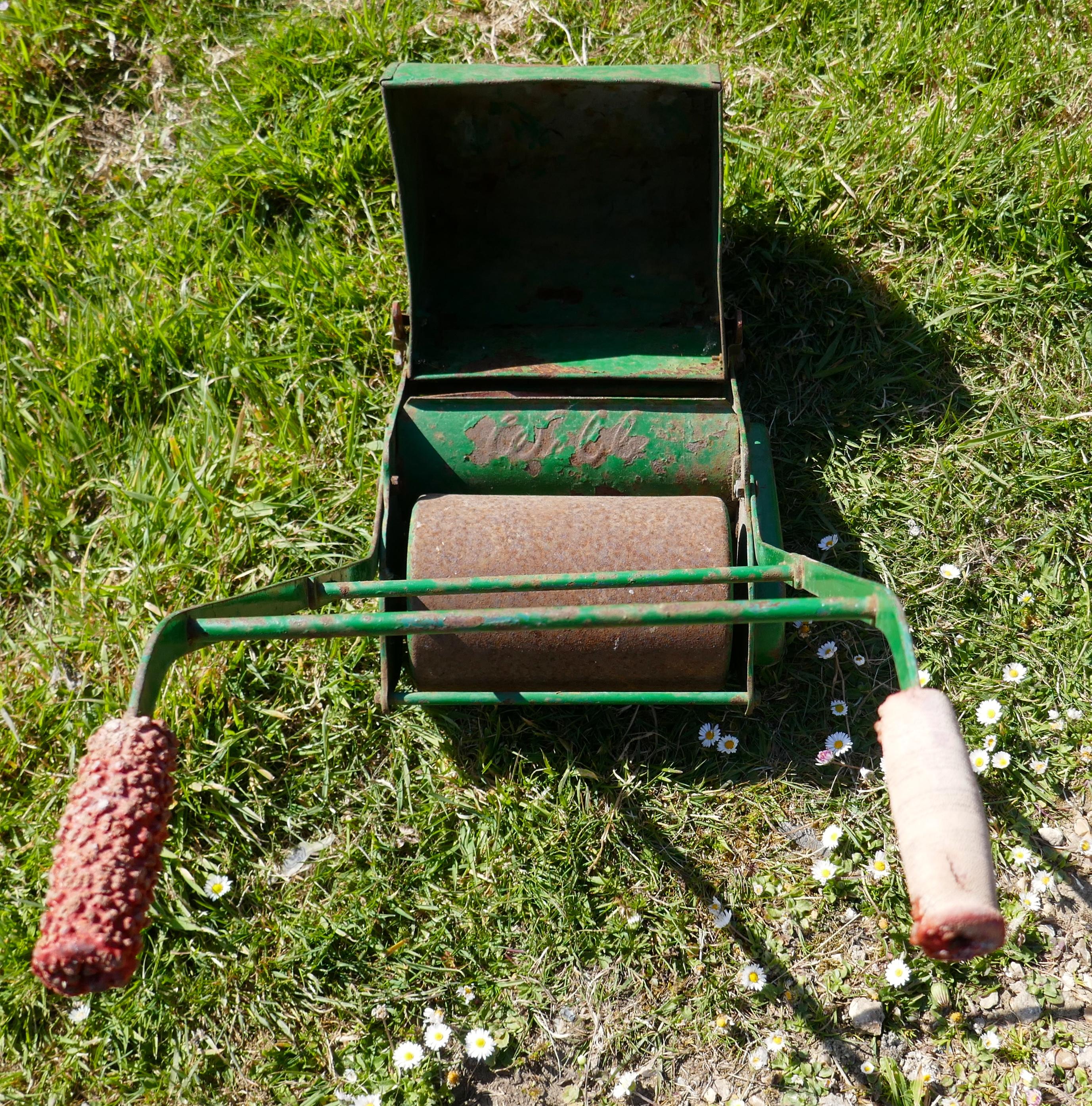 XX secolo Tagliaerba da giardino in miniatura per bambini Webb in vendita
