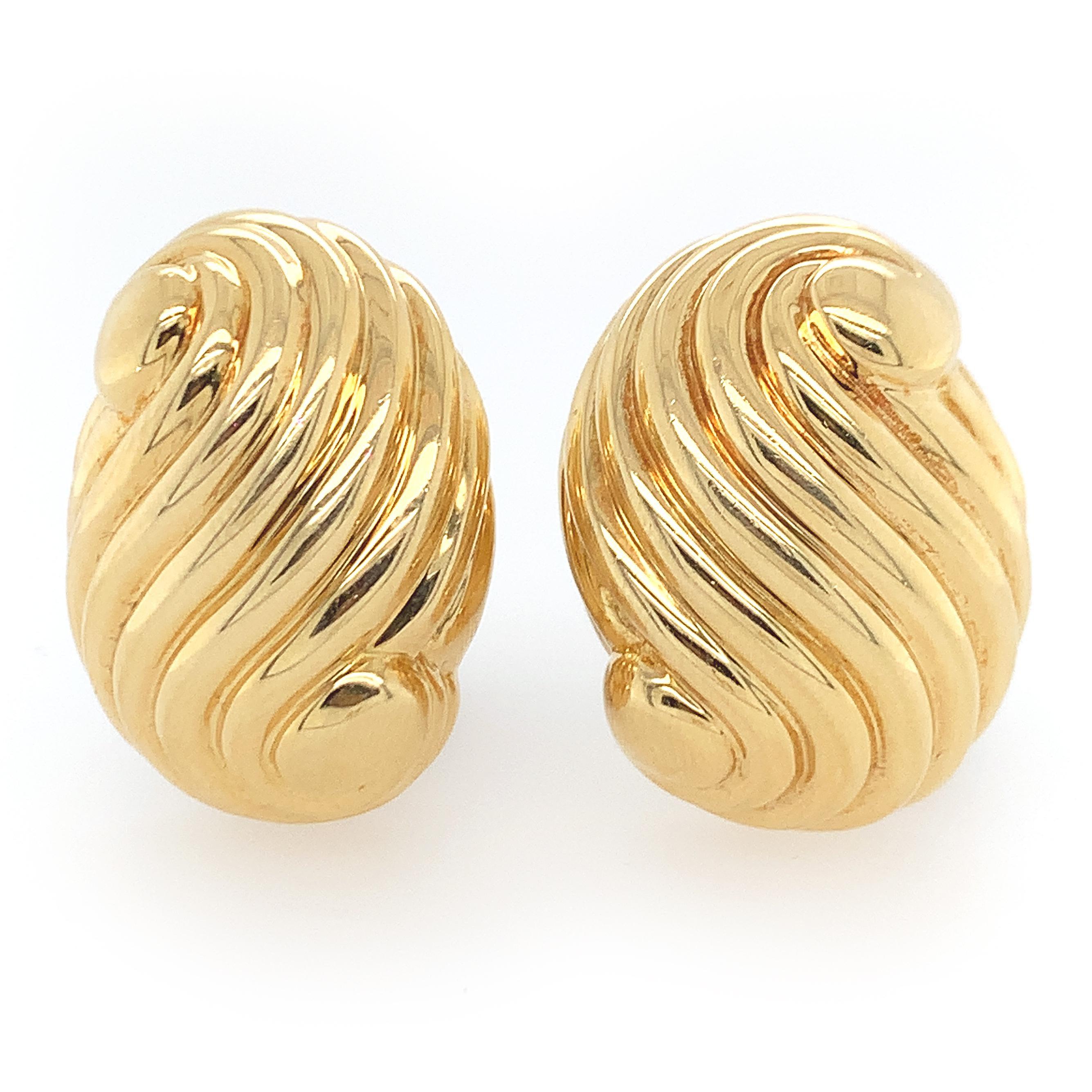 Webb Swril Gold Earclips In Excellent Condition For Sale In New York, NY