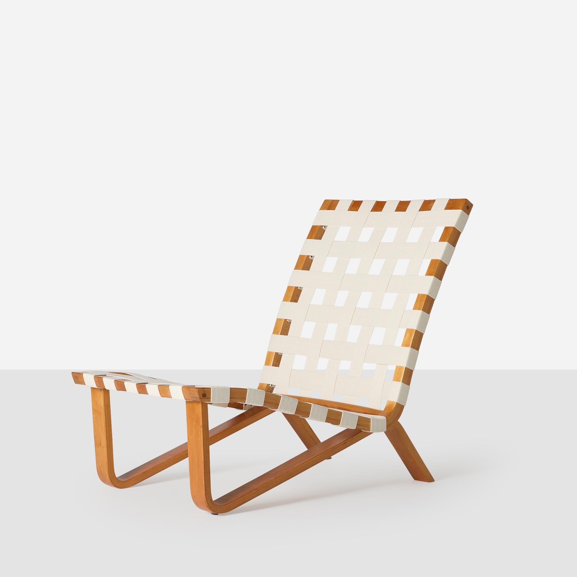 Conçue et fabriquée dans les années 1950, cette chaise longue de Clifford Pascoe présente un cadre en contreplaqué de bouleau cintré avec des sangles pour le soutien. Entièrement restauré, il est doté de nouvelles sangles fixées par des têtes de