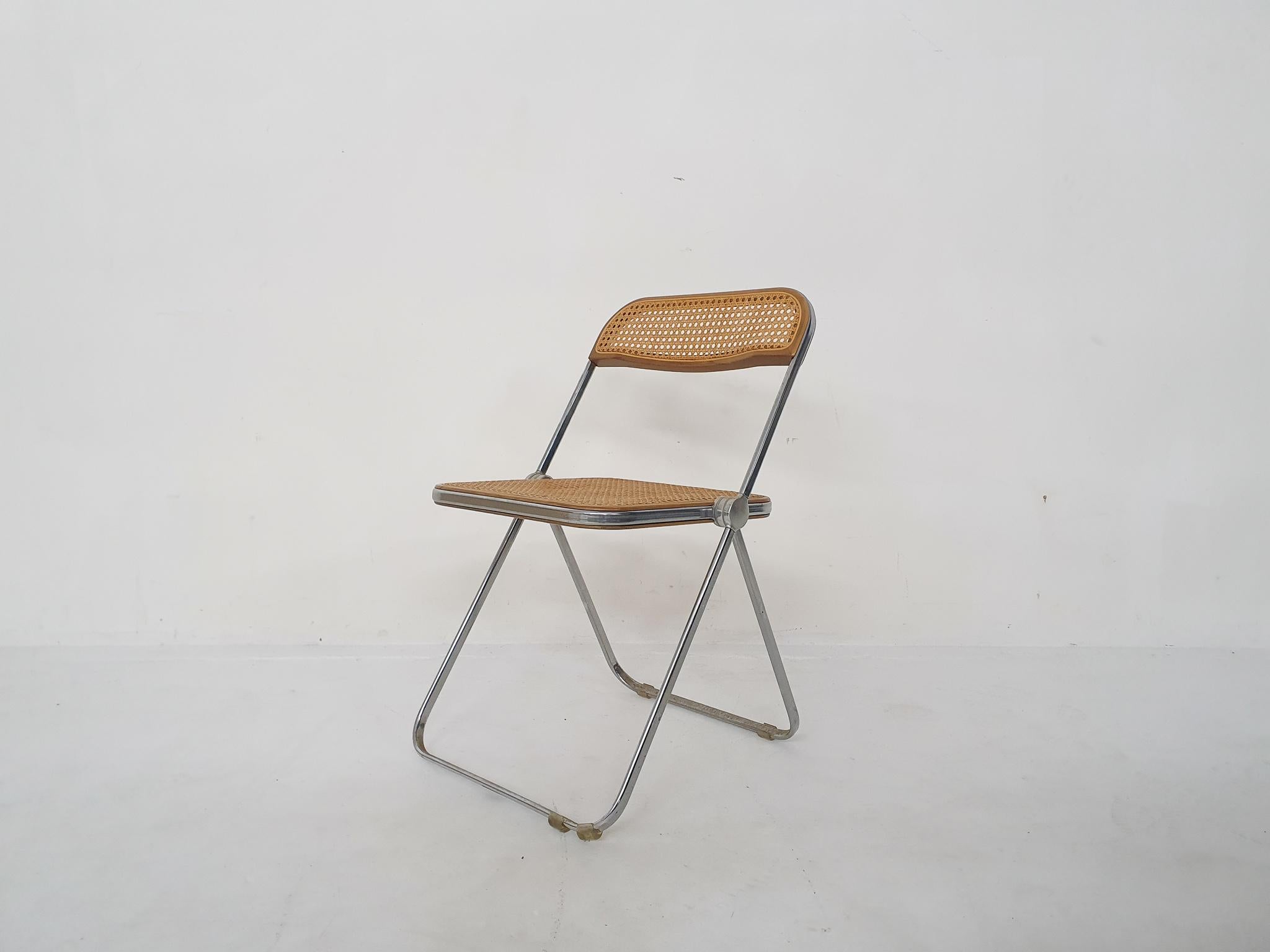 Vintage Plia Klappstuhl mit Sitzfläche und Rückenlehne aus Gurtband, entworfen von Ginacarlo Piretti für Castelli.
In gutem Zustand mit Gebrauchsspuren.
Maße in gefaltetem Zustand: 5 x 47 x 89 cm.