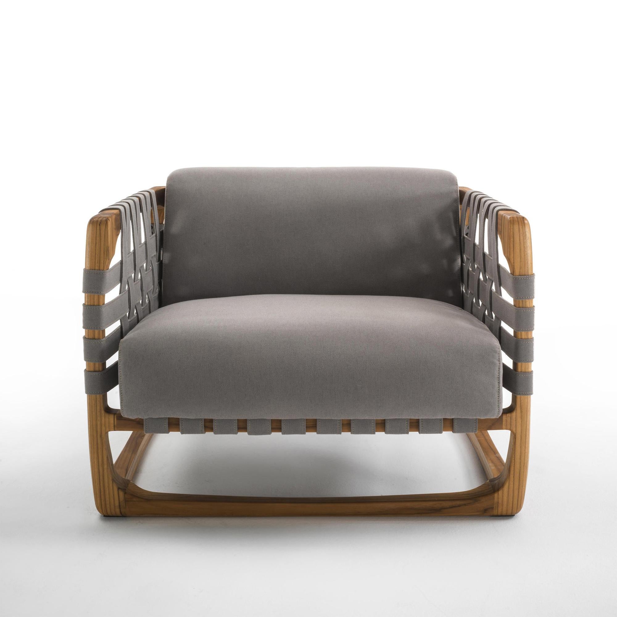 Armchair Webbing outdoor with structure in solid
natural teak wood. Upholstered and covered with
special outdoor fabric in light grey finish.
Treated with natural pine extract wax.