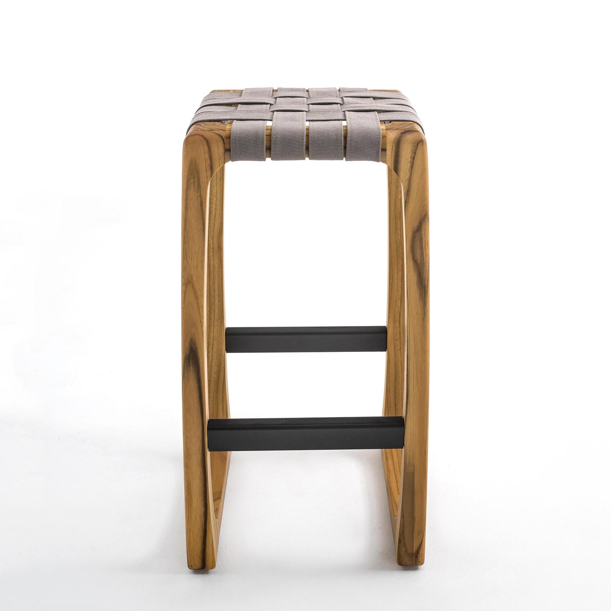 Bar stool webbing outdoor with structure in solid
natural teak wood. Covered with special outdoor
fabric in light grey finish. Wood treated with natural 
pine extract wax. Footrests in lacquered iron.
Also available in L39,5xD39,5xH74cm.