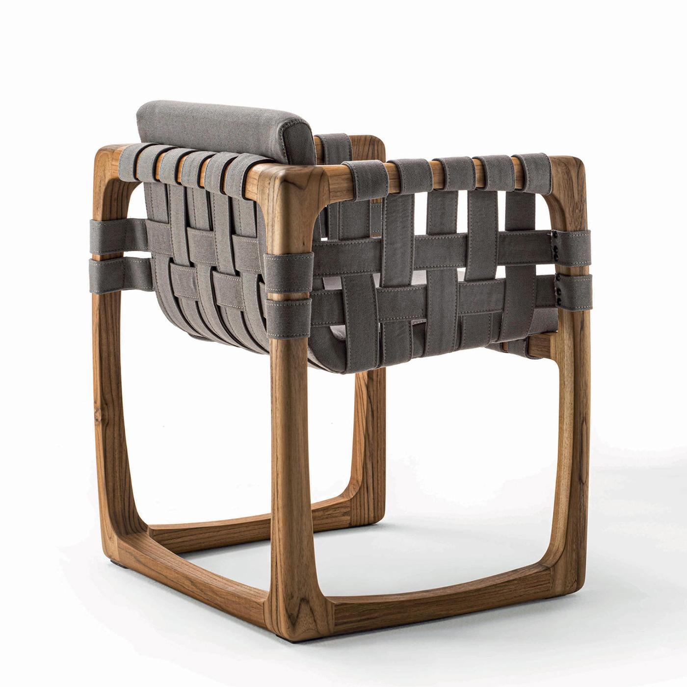 Chair webbing outdoor with structure in solid
natural teak wood. Upholstered and covered with
special outdoor fabric in light grey finish.
Treated with natural pine extract wax.