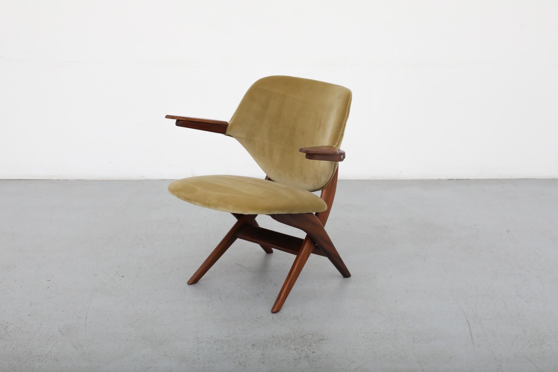 Chaise pélican Webe de Louis Van Teeffelen avec nouveau tissu d'ameublement en velours vert 3