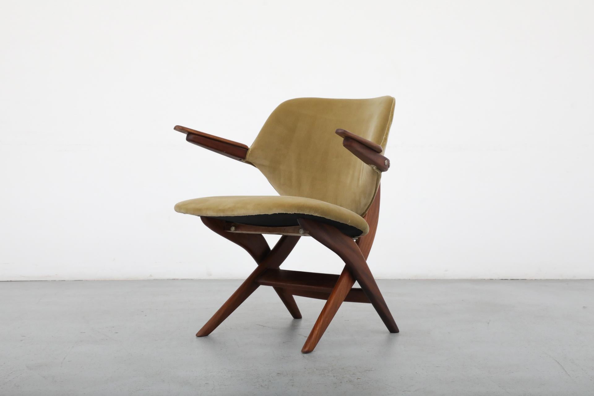 Chaise pélican Webe de Louis Van Teeffelen avec nouveau tissu d'ameublement en velours vert 4