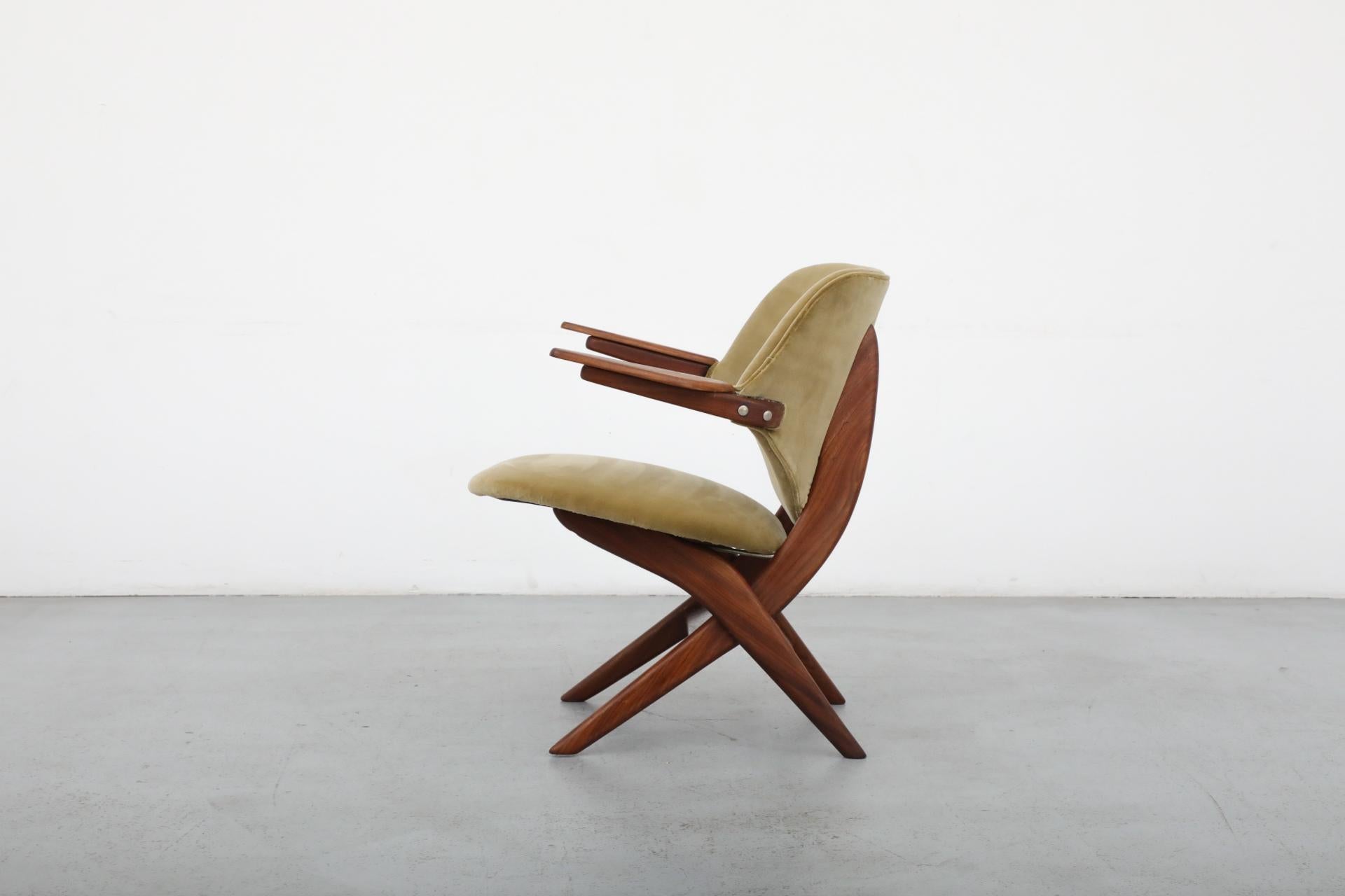Mid-Century Modern Chaise pélican Webe de Louis Van Teeffelen avec nouveau tissu d'ameublement en velours vert