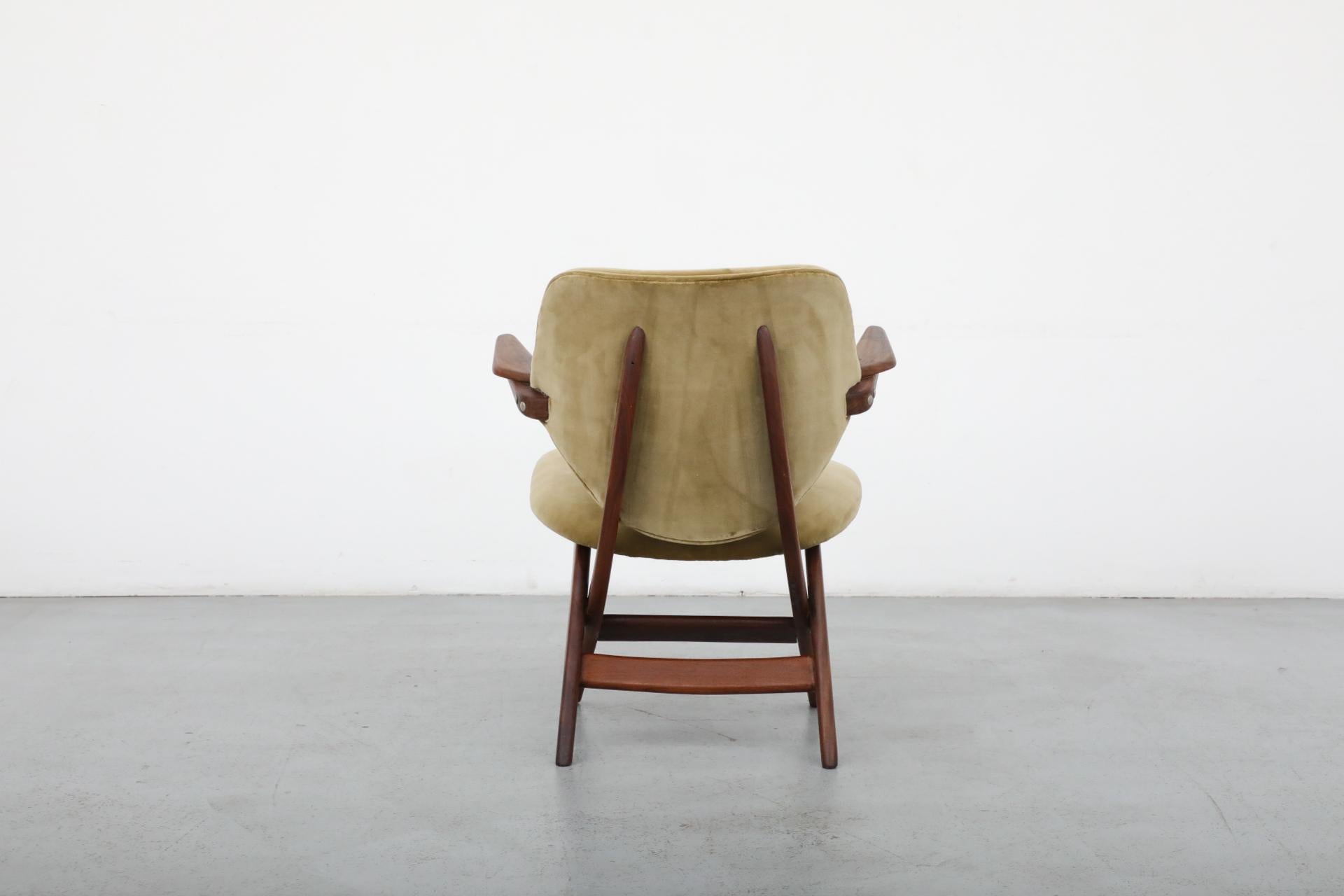 Chaise pélican Webe de Louis Van Teeffelen avec nouveau tissu d'ameublement en velours vert Bon état à Los Angeles, CA