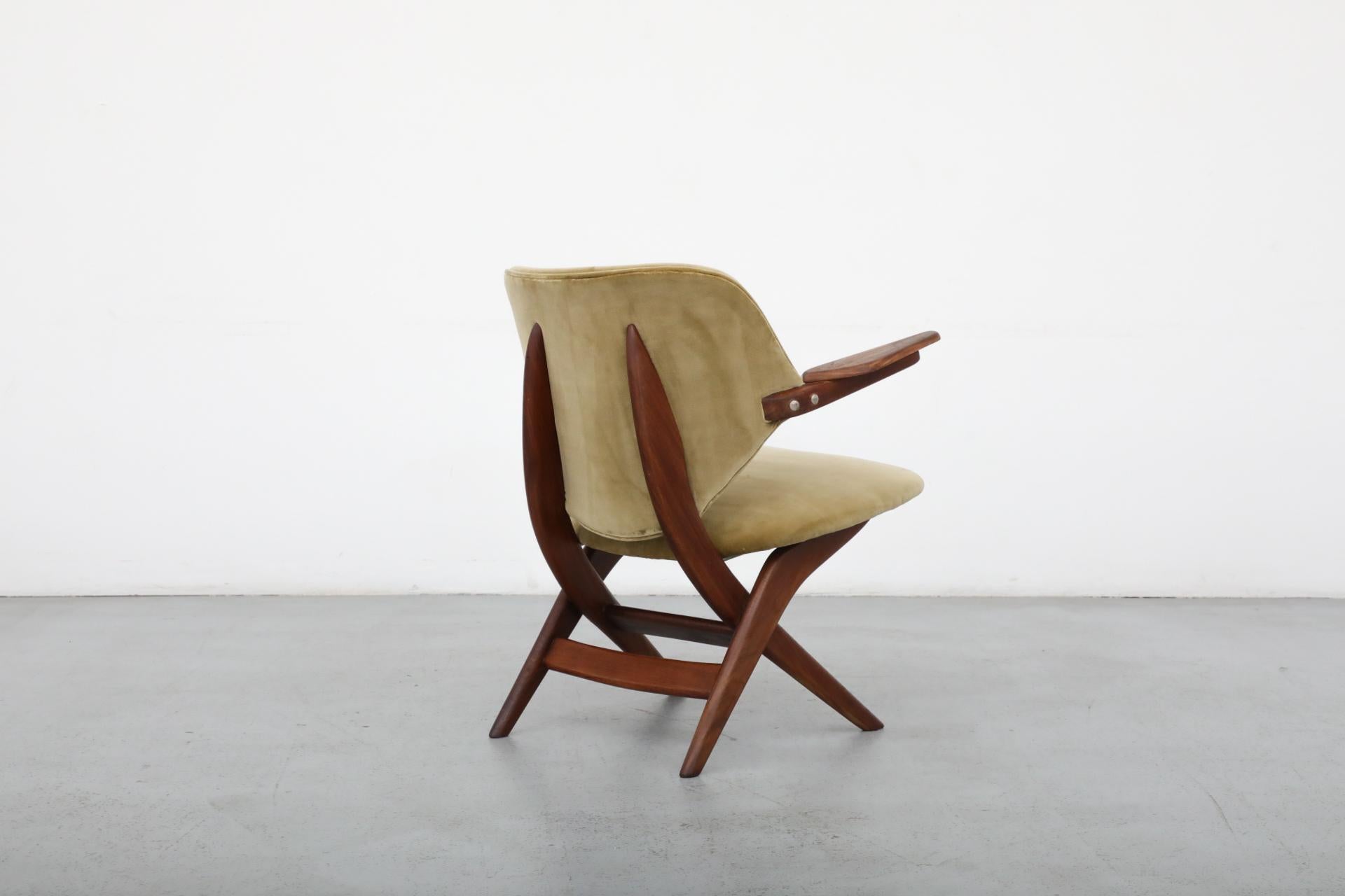 20ième siècle Chaise pélican Webe de Louis Van Teeffelen avec nouveau tissu d'ameublement en velours vert