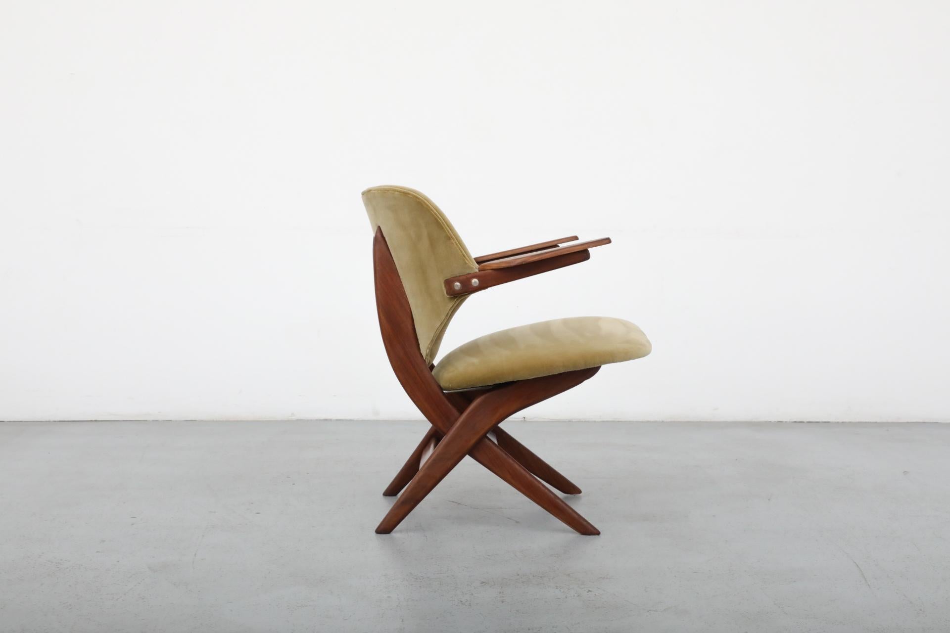 Velours Chaise pélican Webe de Louis Van Teeffelen avec nouveau tissu d'ameublement en velours vert