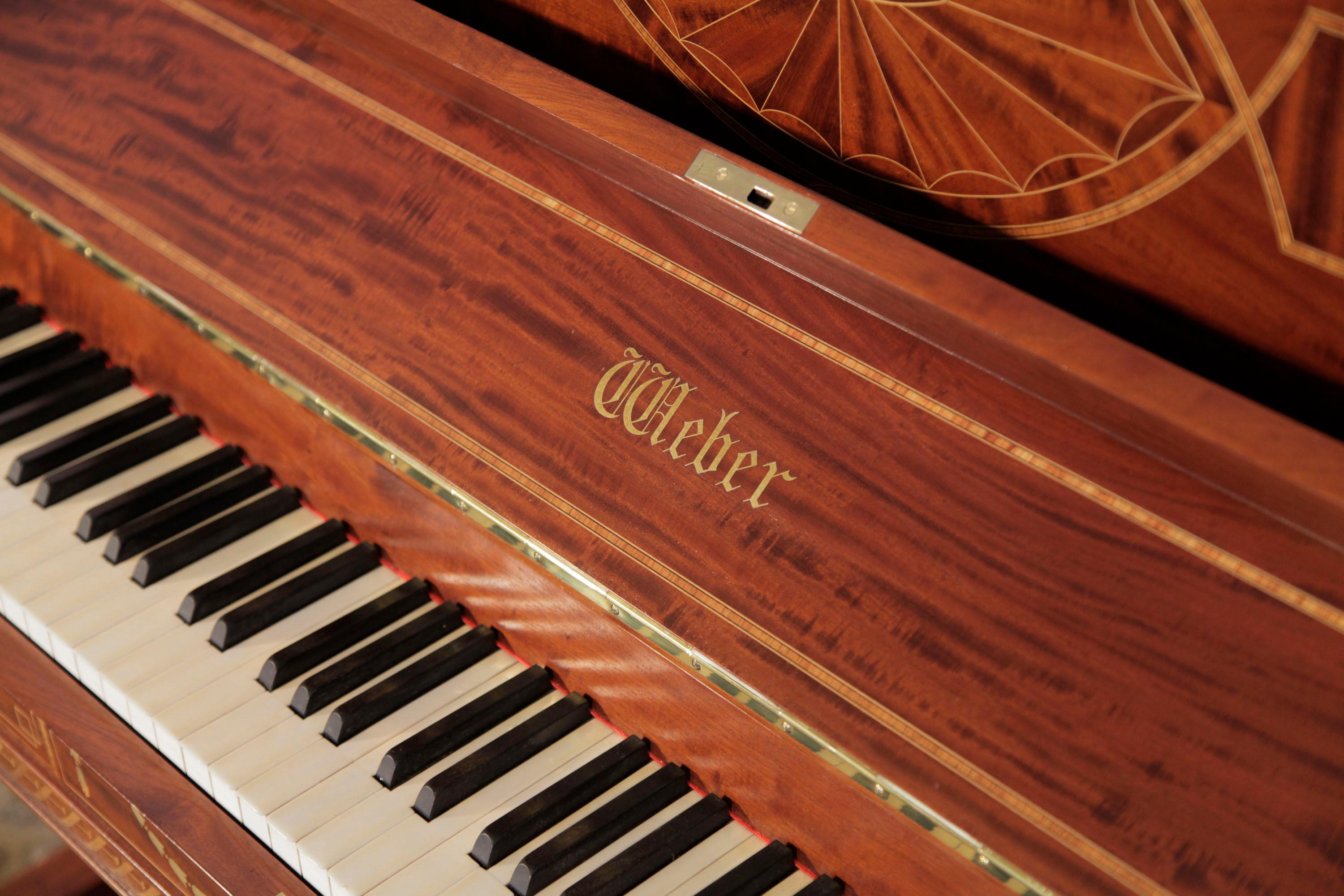 Weber, piano droit, pieds cannelés en acajou flammé, incrustation néoclassique stylisée Bon état à Leeds, GB